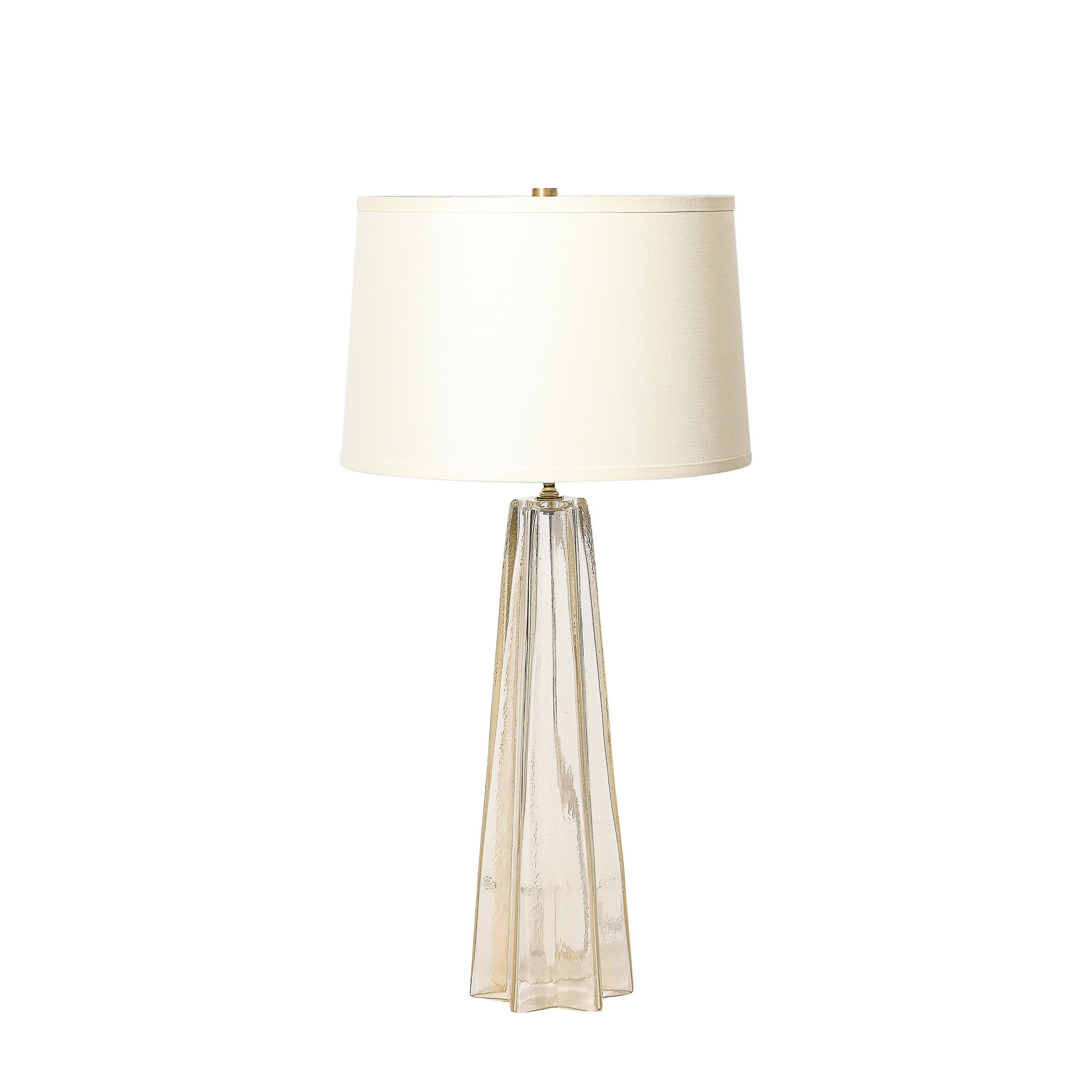 Dieses Paar modernistischer Tischlampen ist ein Höhepunkt der zeitgenössischen Murano-Glaskunst. Diese im 21. Jahrhundert in Italien gefertigten Lampen zeigen die außergewöhnliche Kunstfertigkeit und Tradition der mundgeblasenen