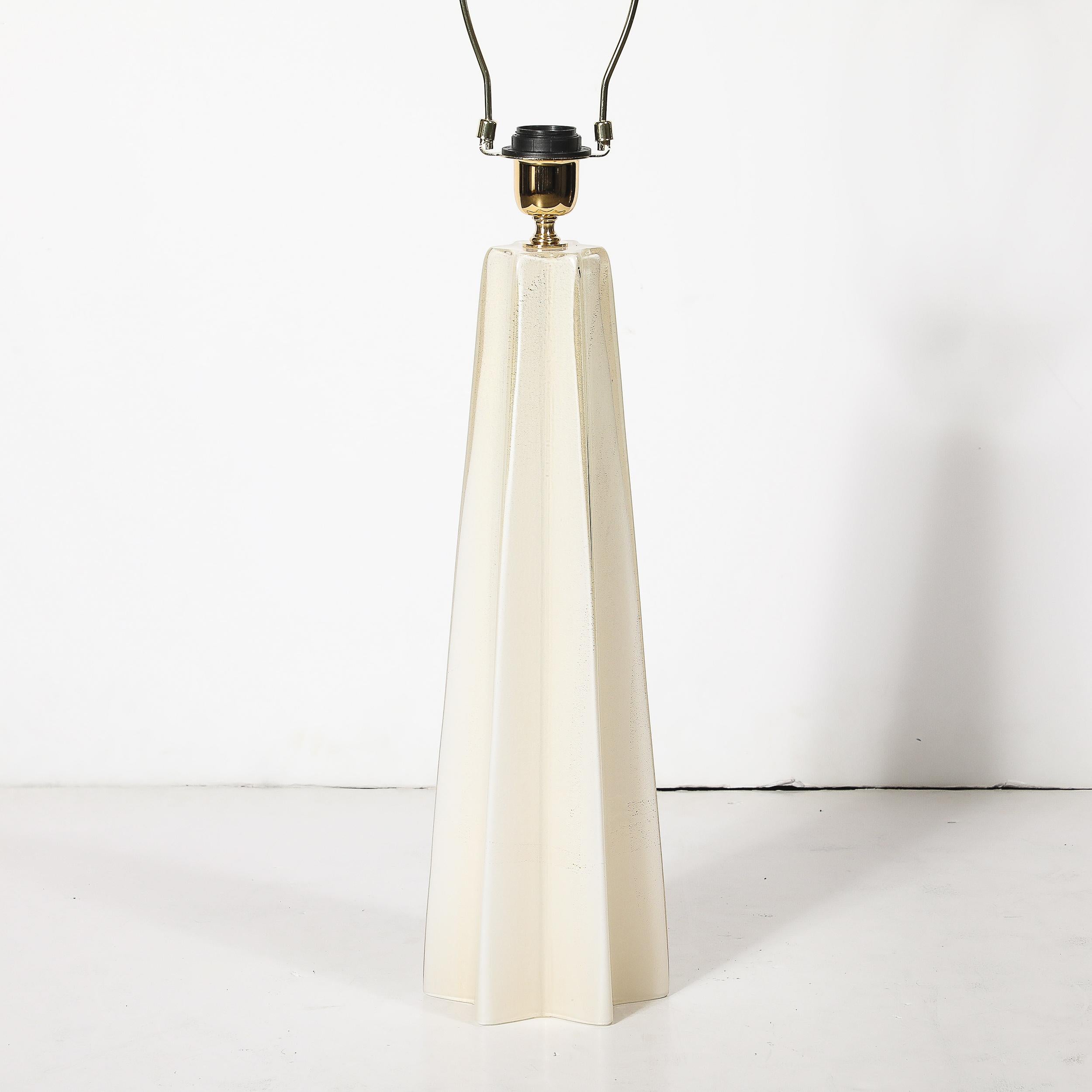 Paar modernistische mundgeblasene Murano Perlglanz skulpturale X-Form Tischlampen im Angebot 3