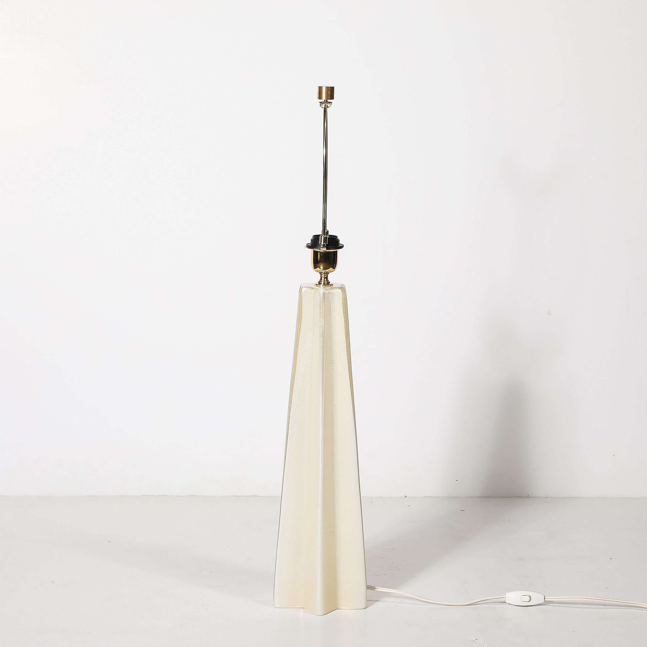 Paar modernistische mundgeblasene Murano Perlglanz skulpturale X-Form Tischlampen im Angebot 5