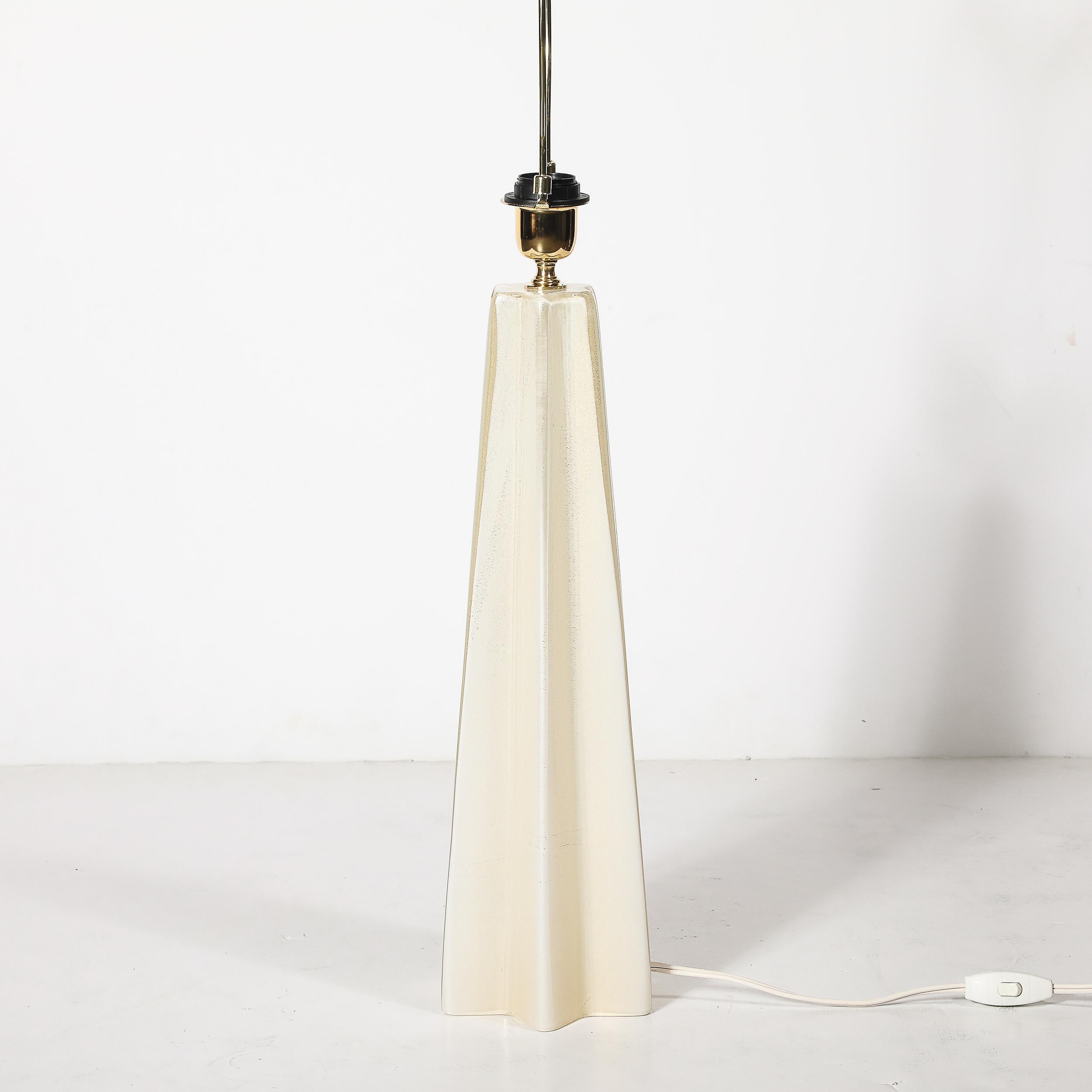 Paar modernistische mundgeblasene Murano Perlglanz skulpturale X-Form Tischlampen im Angebot 6