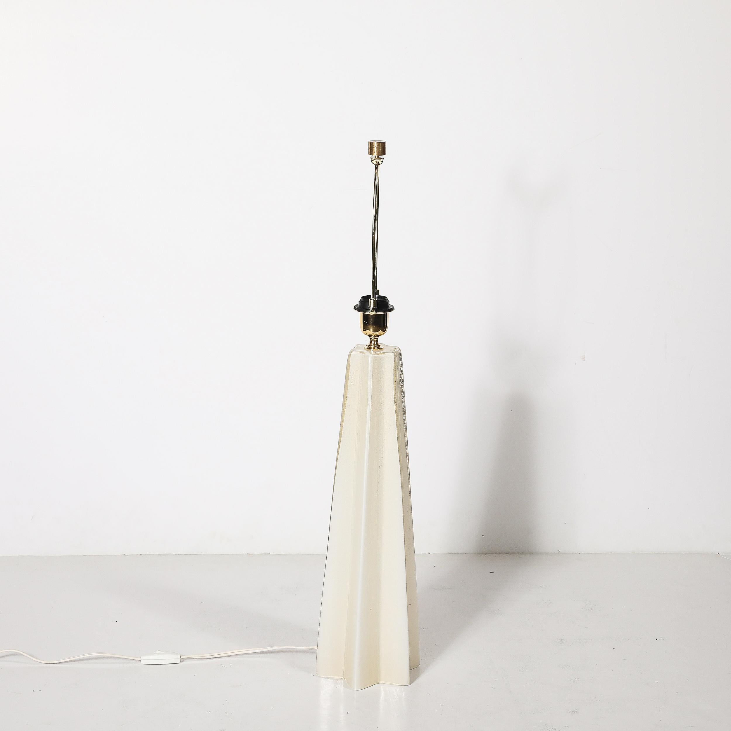Paar modernistische mundgeblasene Murano Perlglanz skulpturale X-Form Tischlampen im Angebot 8