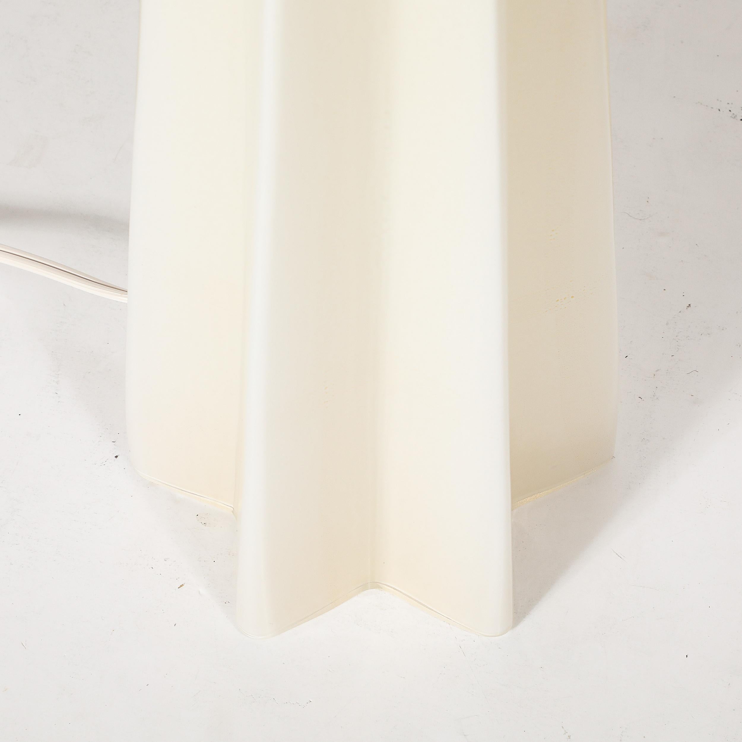 Paar modernistische mundgeblasene Murano Perlglanz skulpturale X-Form Tischlampen im Angebot 10
