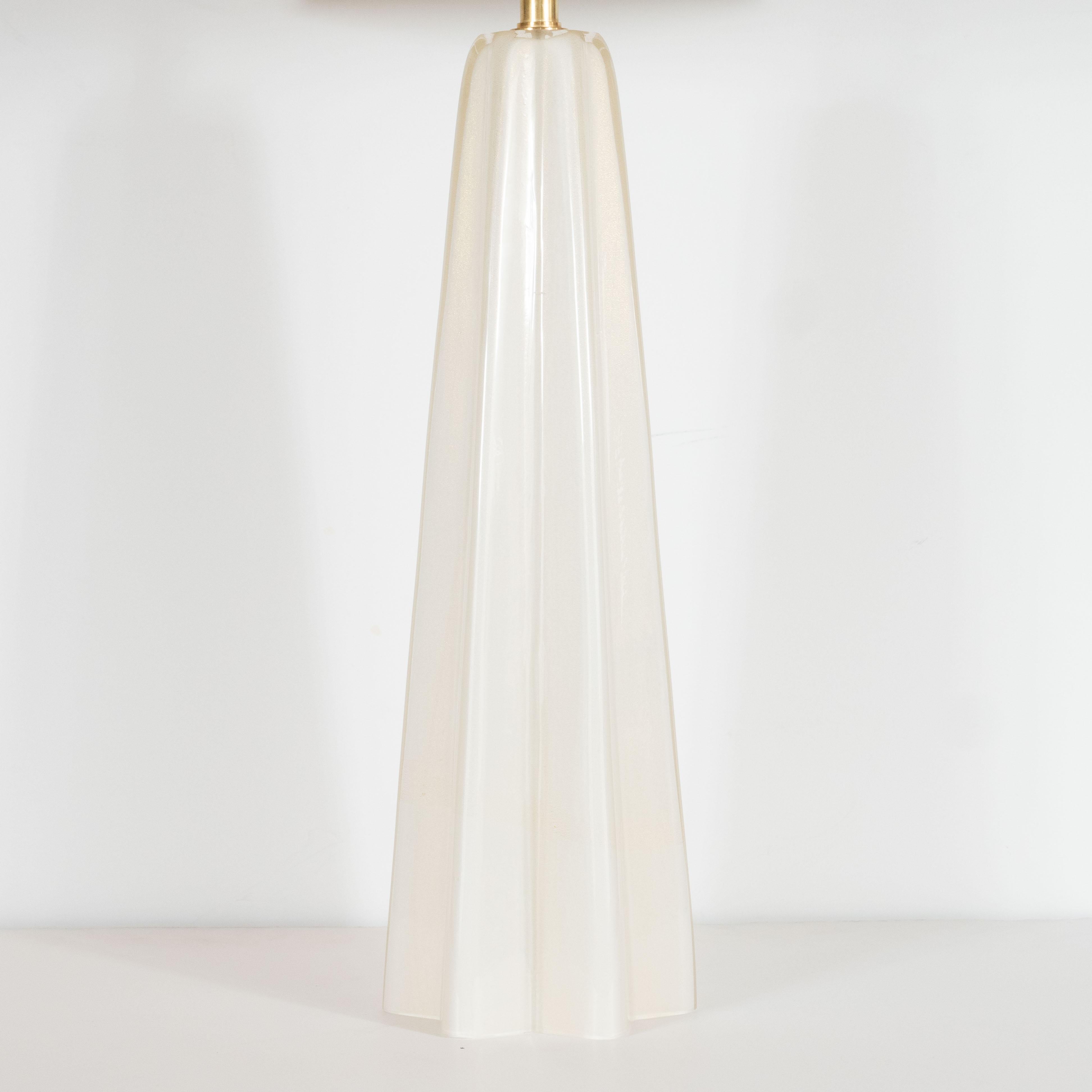 Cette élégante paire de lampes de table a été soufflée à la main à Murano, en Italie, l'île située au large de Venise, réputée depuis des siècles pour sa production de verre de qualité supérieure. Ils présentent des corps effilés en forme de x