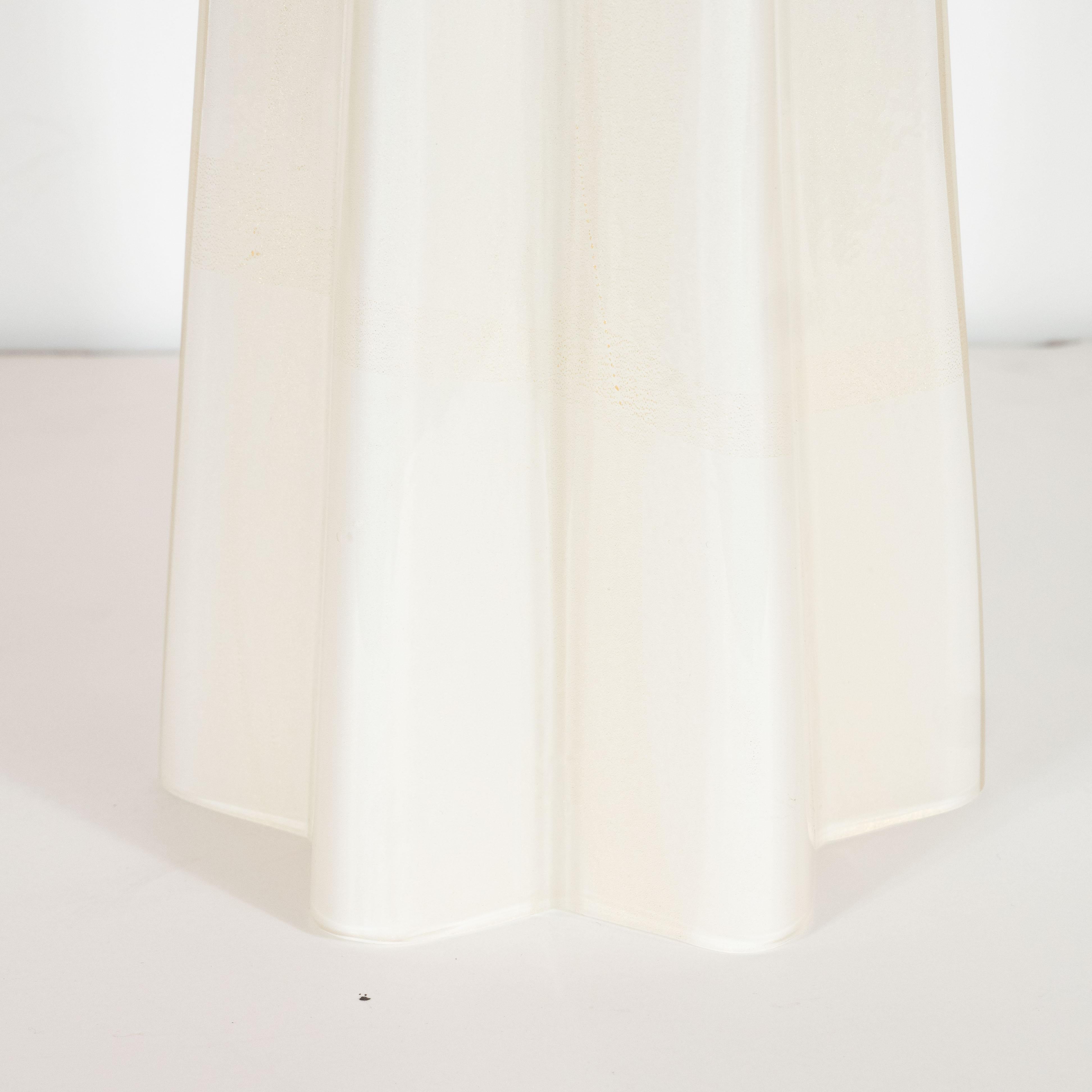 Moderne Paire de lampes de bureau modernistes en forme de X, sculpturales et perlées, soufflées à la main en Murano en vente