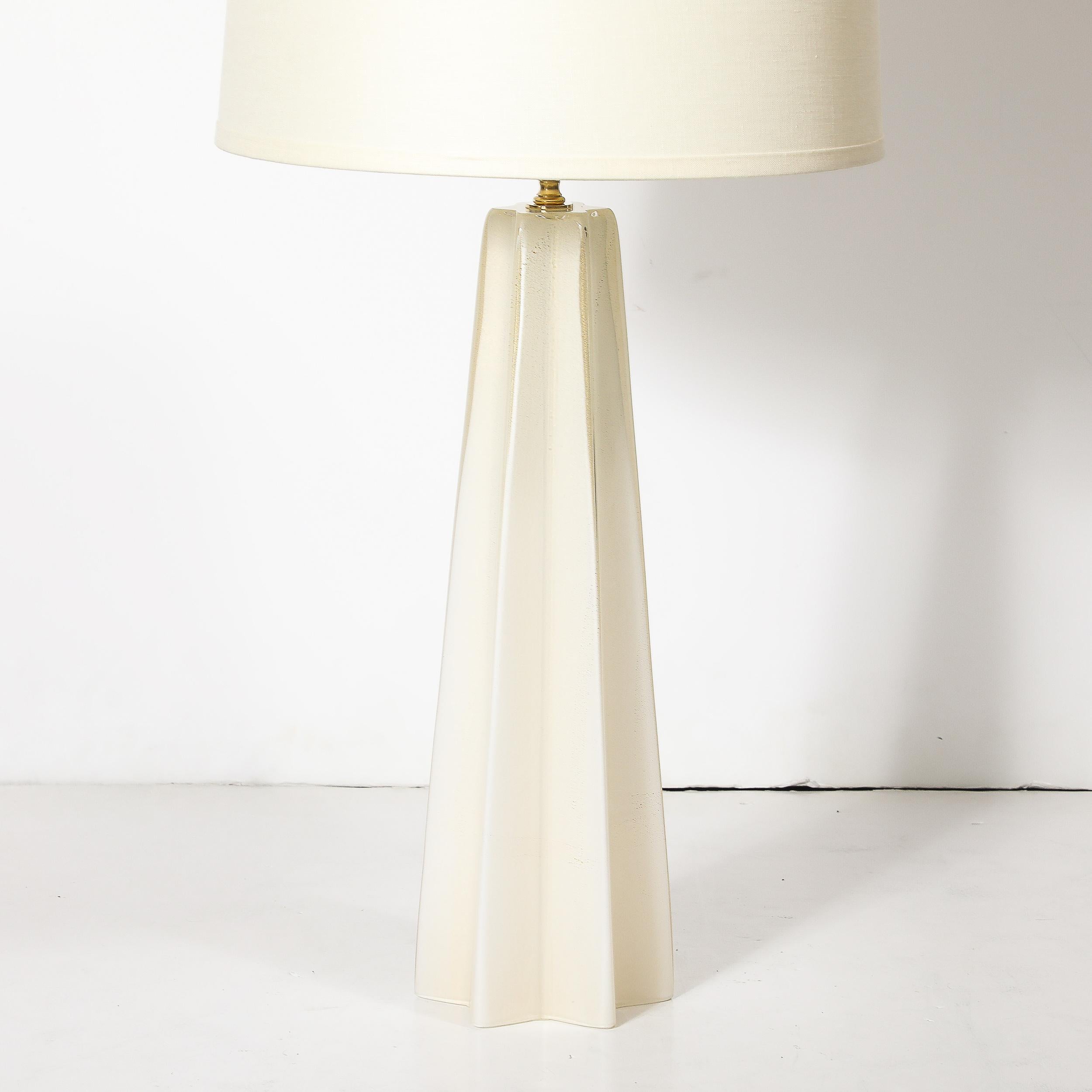 Paar modernistische mundgeblasene Murano Perlglanz skulpturale X-Form Tischlampen (Italienisch) im Angebot