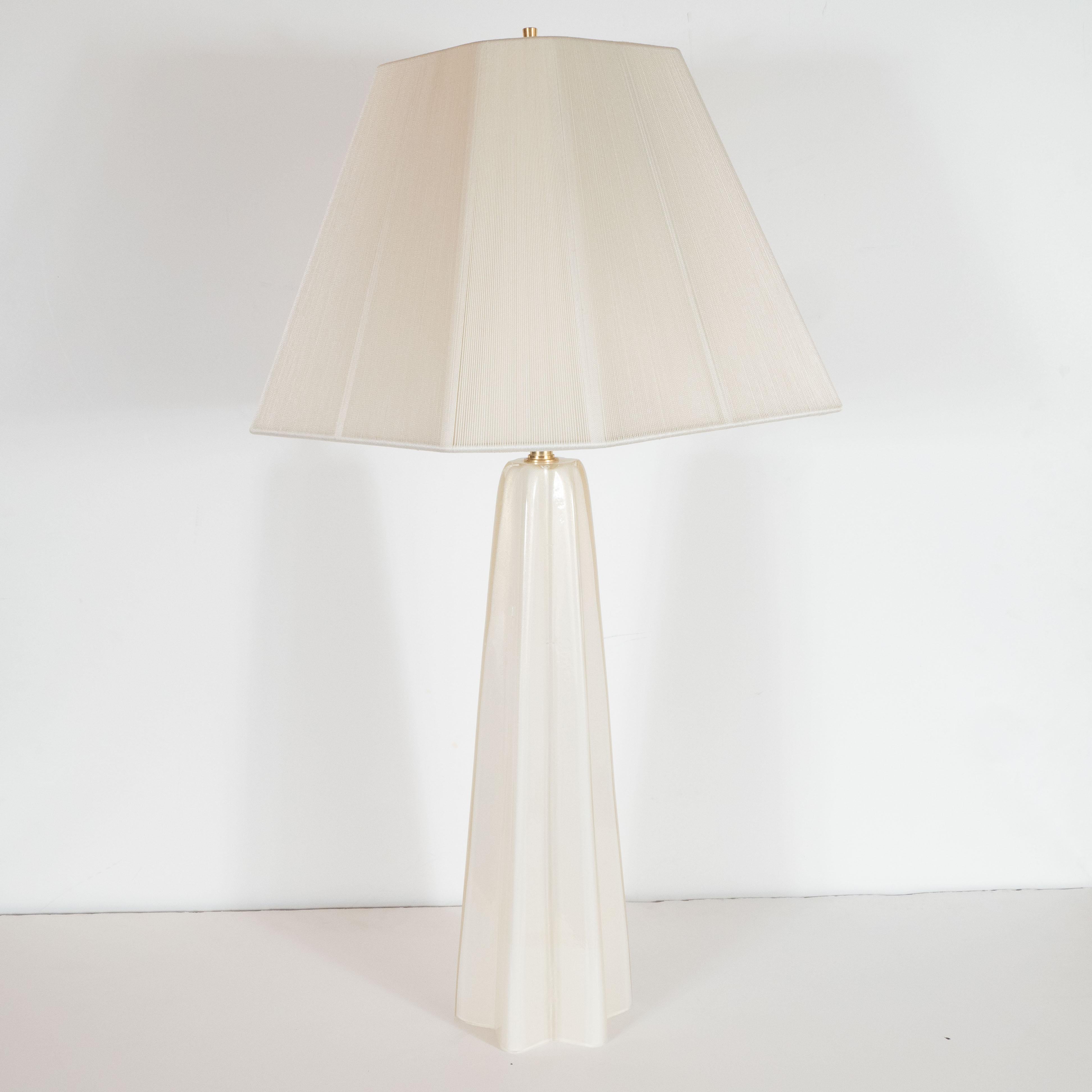 Paire de lampes de bureau modernistes en forme de X, sculpturales et perlées, soufflées à la main en Murano Excellent état - En vente à New York, NY