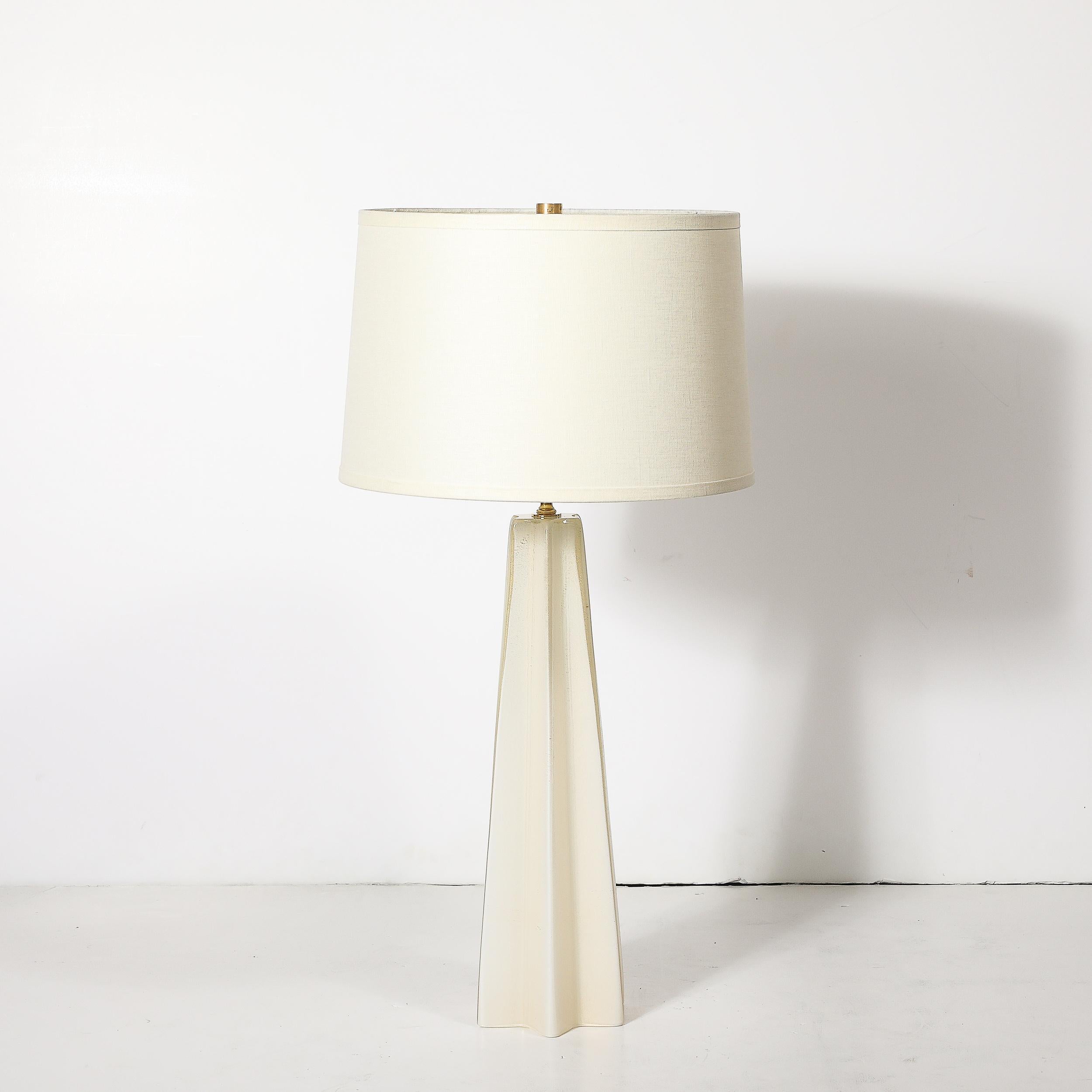 Paar modernistische mundgeblasene Murano Perlglanz skulpturale X-Form Tischlampen im Zustand „Hervorragend“ im Angebot in New York, NY