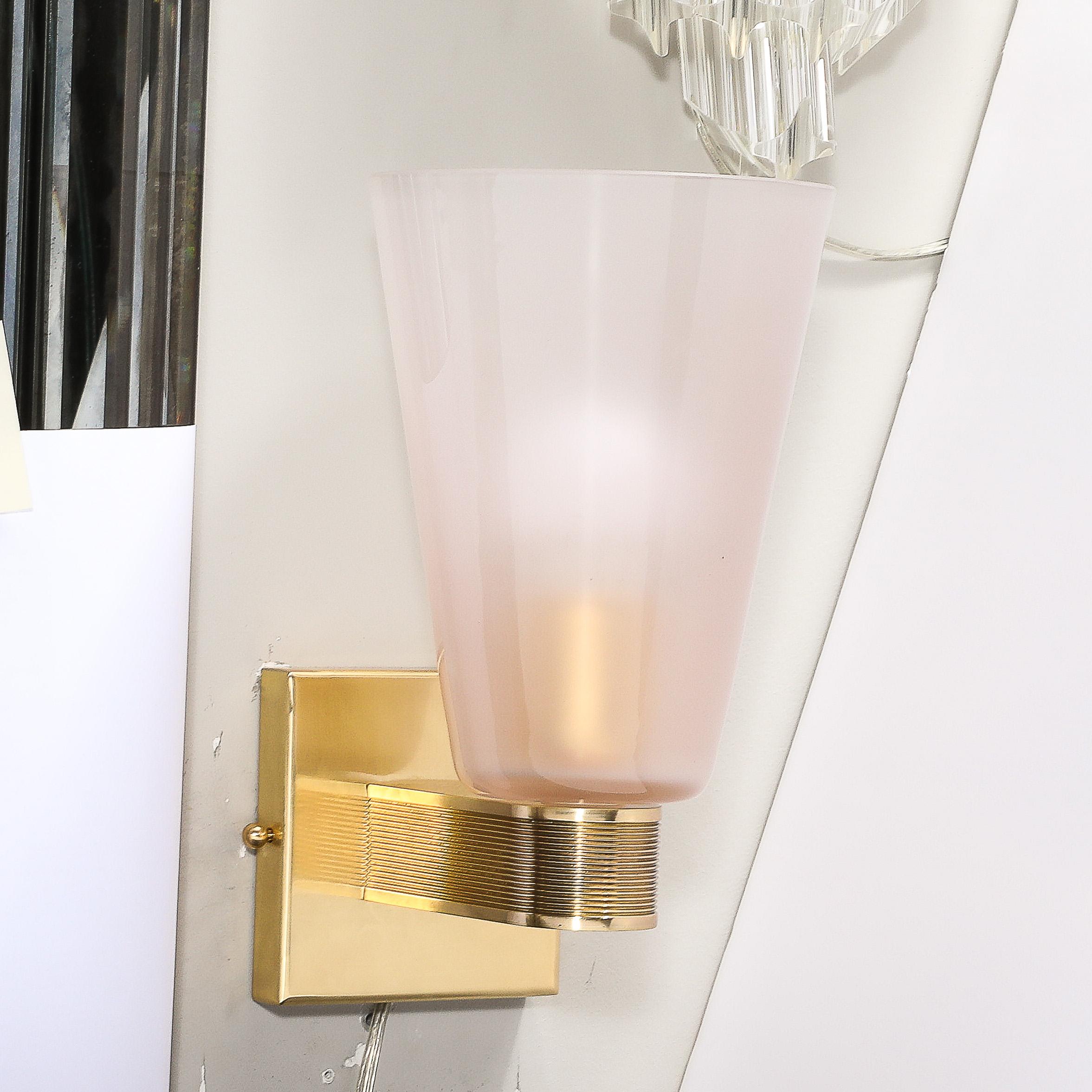 Coppia di lampade moderniste in vetro rosa fumé soffiato a mano di Murano con ottone lamellare In condizioni Nuovo in vendita a New York, NY