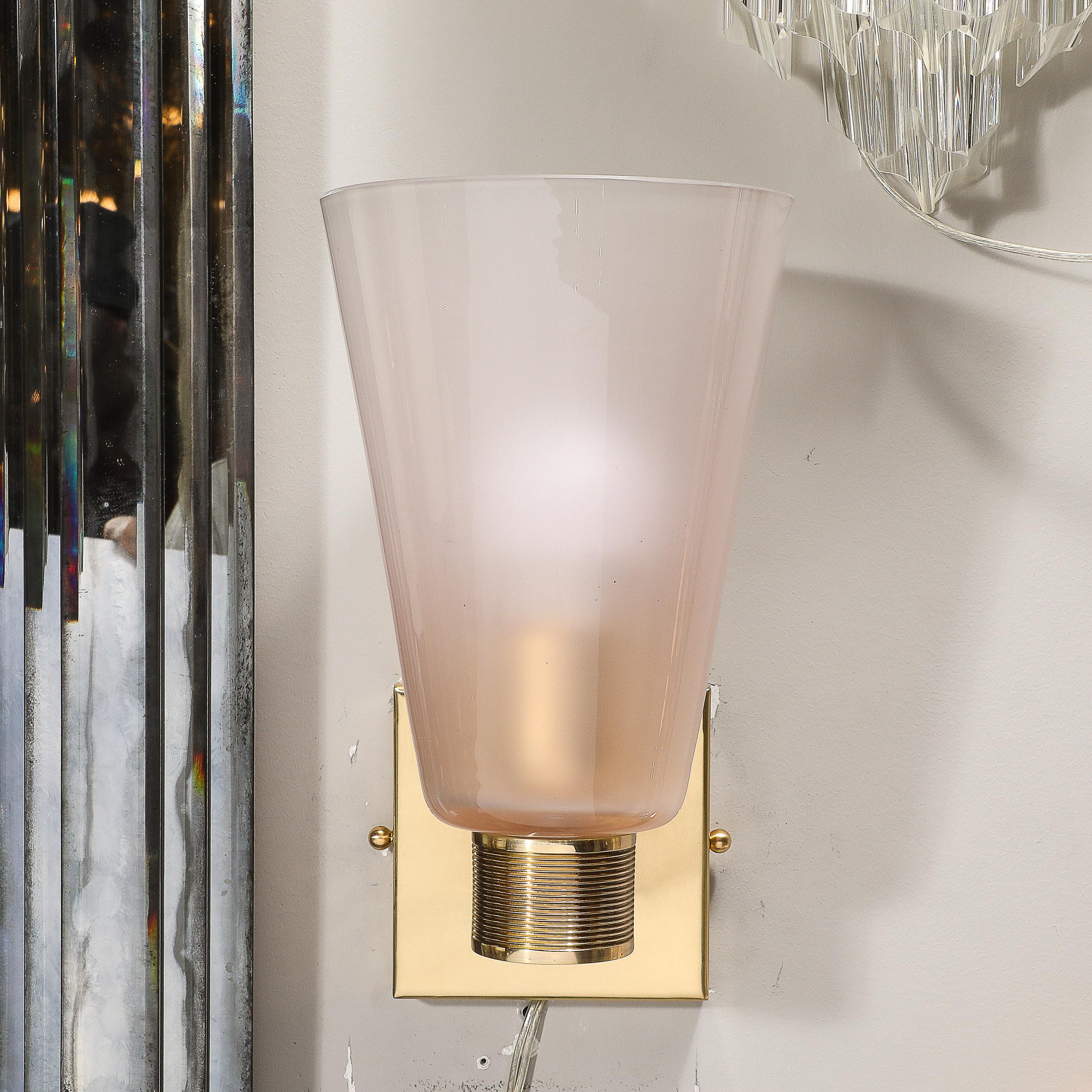 Ottone Coppia di lampade moderniste in vetro rosa fumé soffiato a mano di Murano con ottone lamellare in vendita
