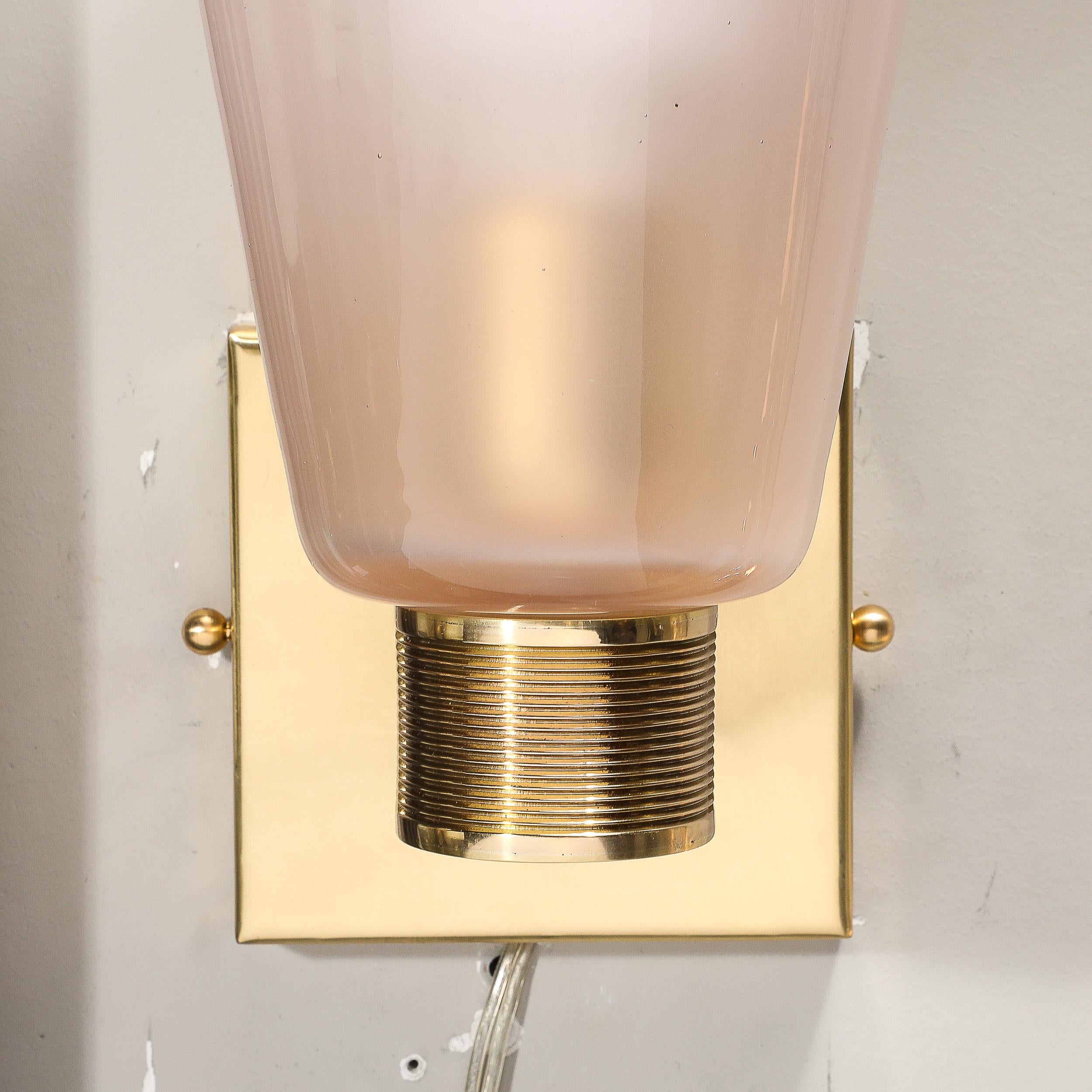 Coppia di lampade moderniste in vetro rosa fumé soffiato a mano di Murano con ottone lamellare in vendita 1