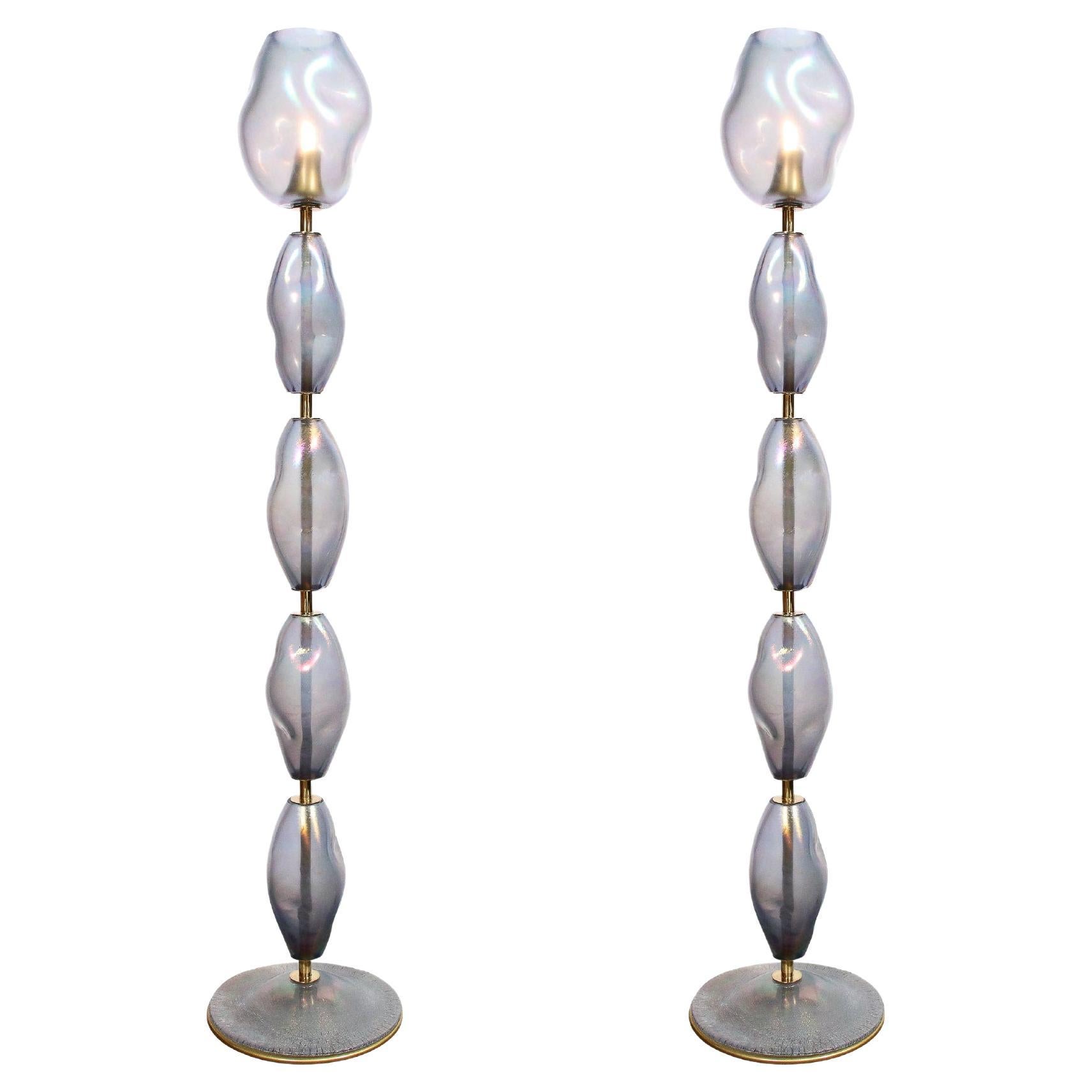 Paar modernistische mundgeblasene Fackeln aus geräuchertem Murano-Kobaltglas und Messing im Angebot