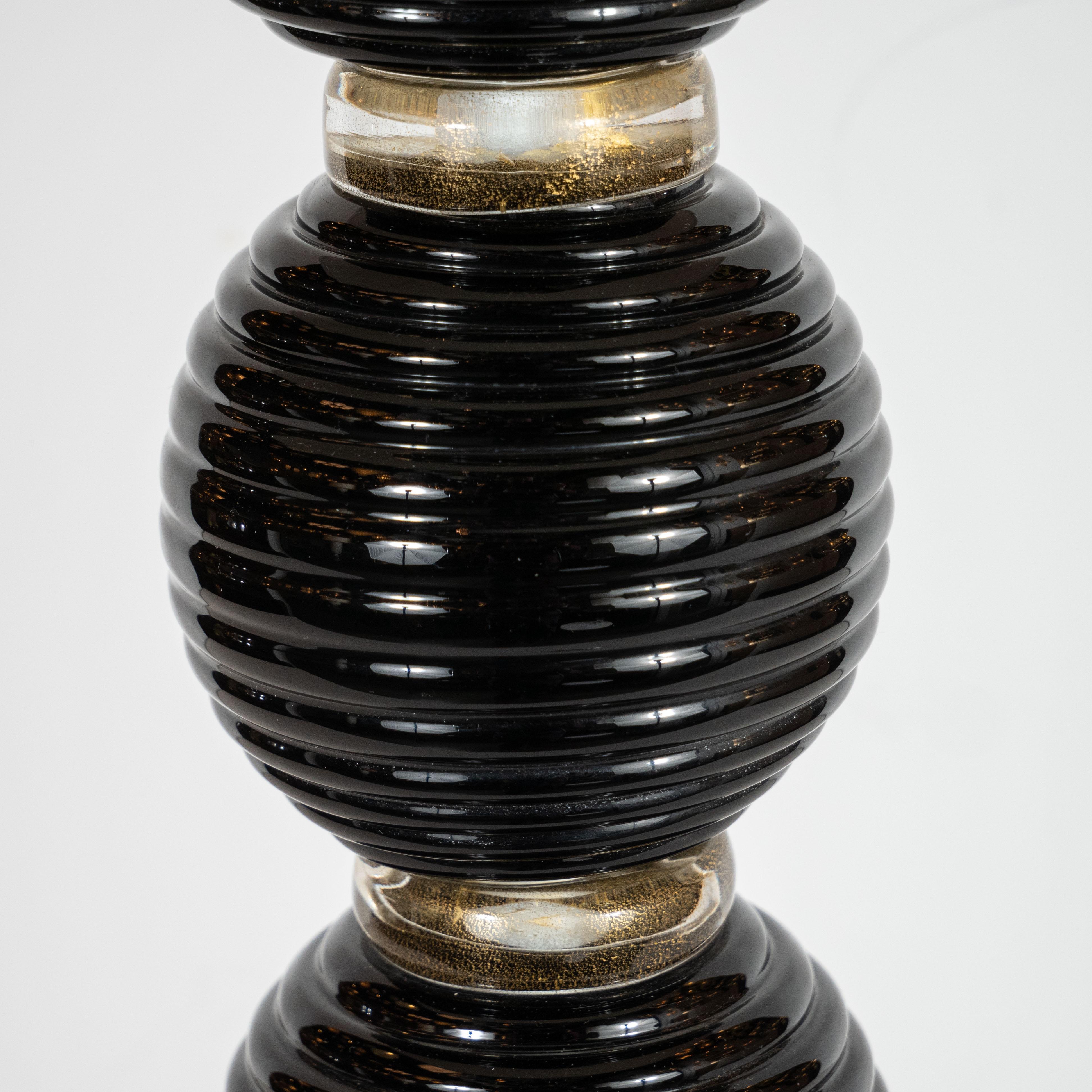 Moderne Paire de lampes de bureau modernistes noires en verre de Murano soufflé à la main avec bandes en or 24 carats en vente