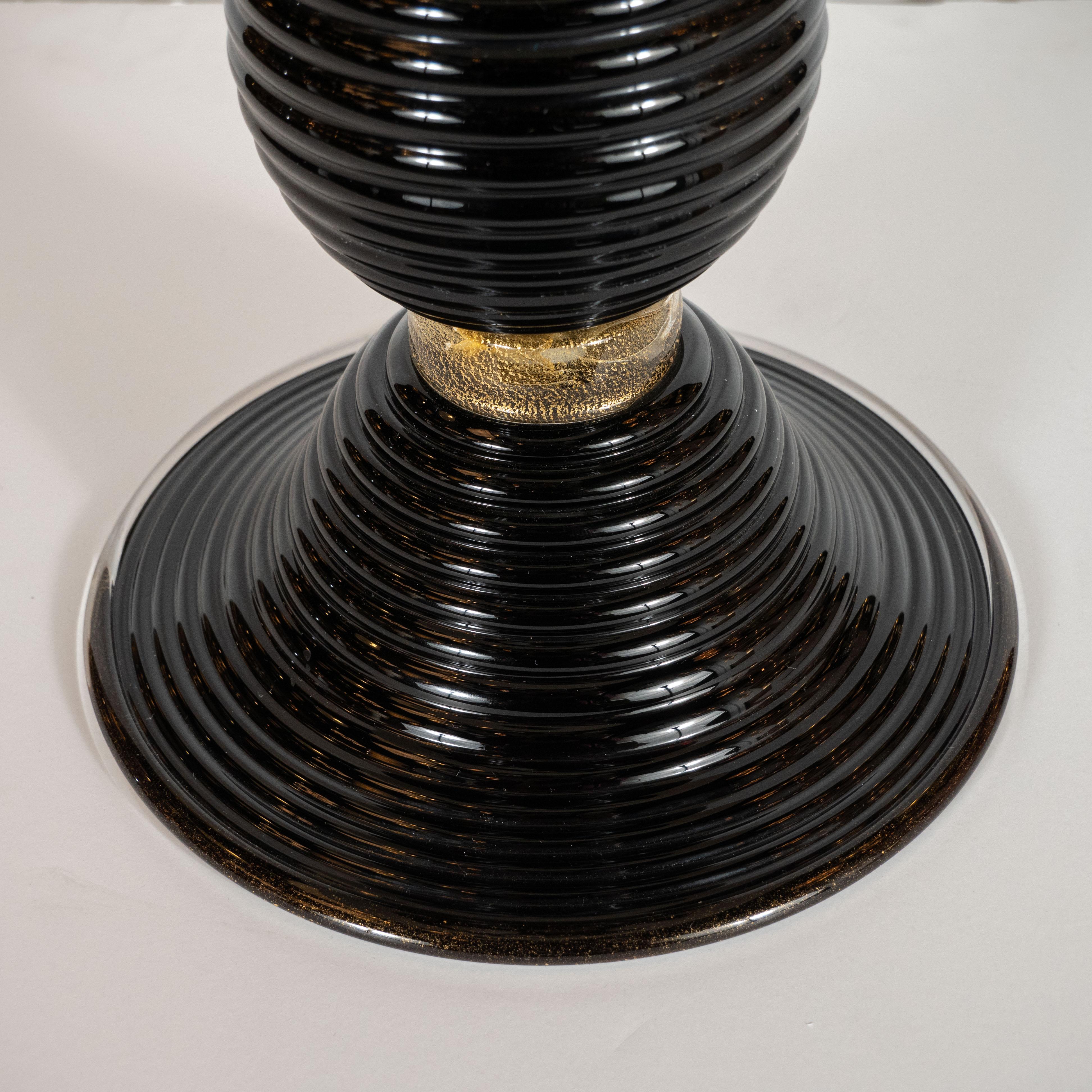 italien Paire de lampes de bureau modernistes noires en verre de Murano soufflé à la main avec bandes en or 24 carats en vente