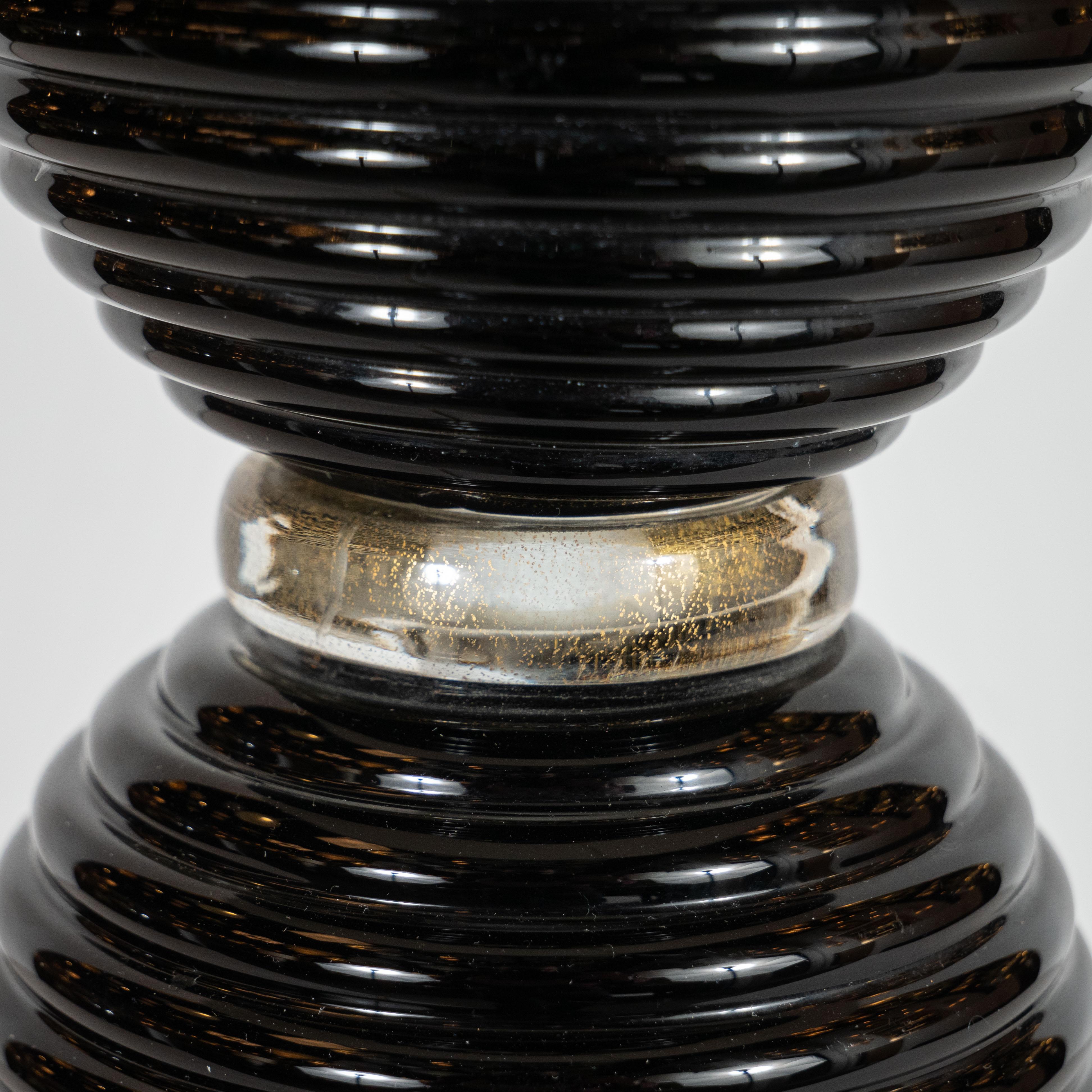 XXIe siècle et contemporain Paire de lampes de bureau modernistes noires en verre de Murano soufflé à la main avec bandes en or 24 carats en vente
