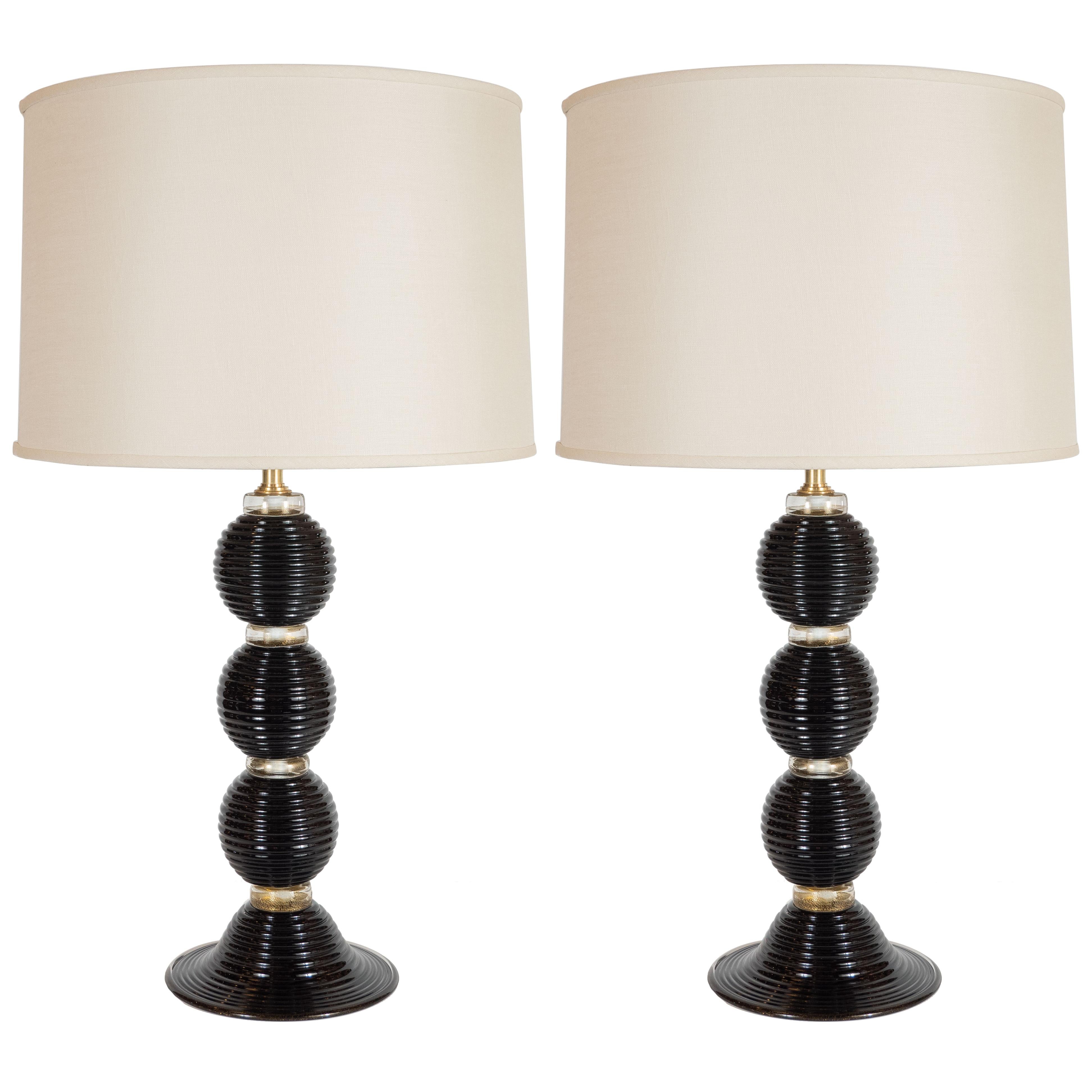 Modernistische mundgeblasene schwarze Murano-Tischlampen mit 24-karätigem Goldband, Paar im Angebot