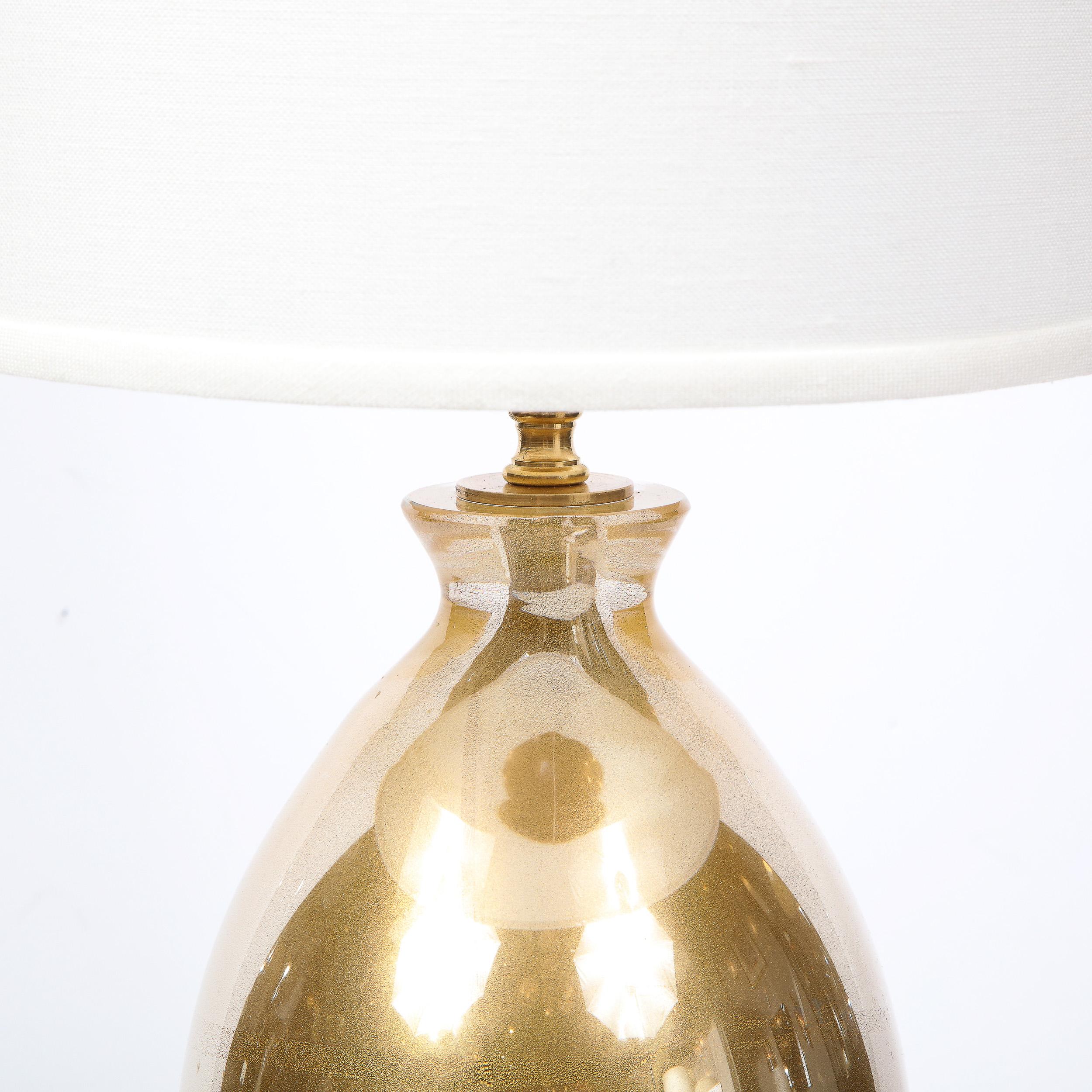 Cette superbe paire de lampes de table a été réalisée à Murano, en Italie, l'île située au large de Venise, réputée depuis des siècles pour sa production de verre de qualité supérieure. Elles présentent des bases circulaires étagées en verre