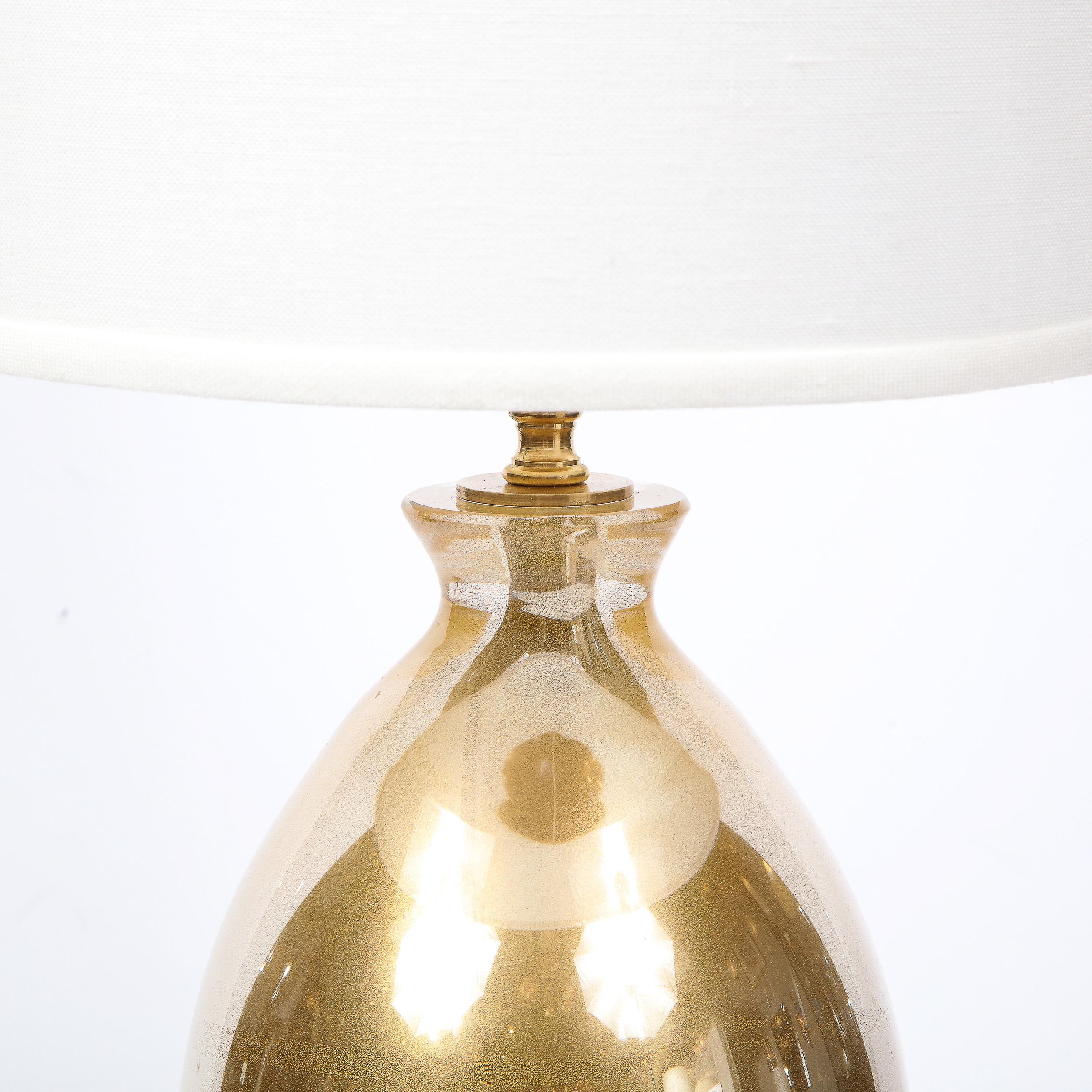 Cette étonnante paire de lampes de table a été réalisée à Murano, en Italie, l'île située au large de la côte de Venise et réputée depuis des siècles pour sa production de verre de qualité supérieure. Elles présentent des bases circulaires en verre