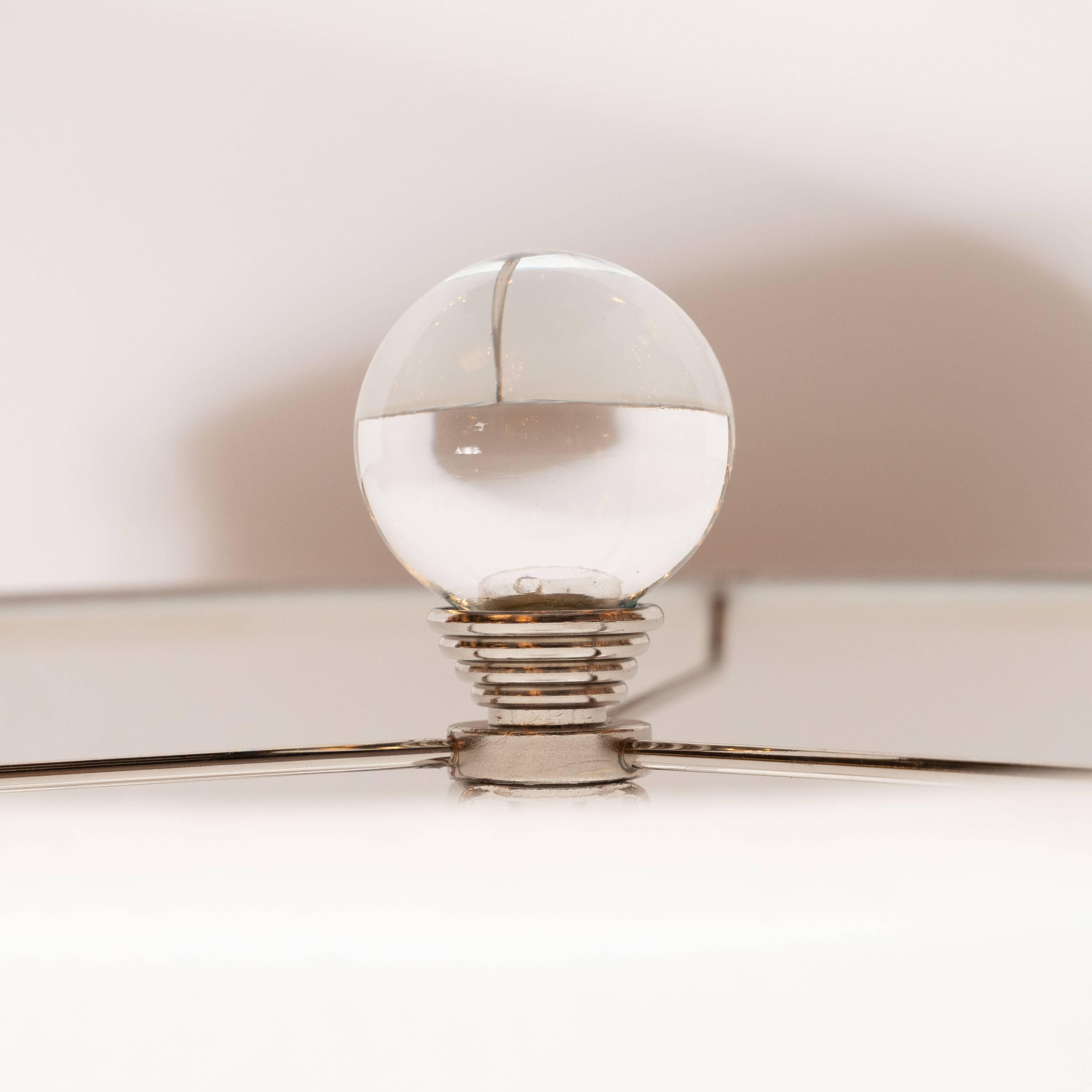 Cette paire de lampes exquises a été soufflée à la main à Murano, en Italie — une île située au large de Venise, réputée pour la production de verre de qualité supérieure depuis des siècles. Les lampes sont constituées d'un cœur en verre saphir pâle