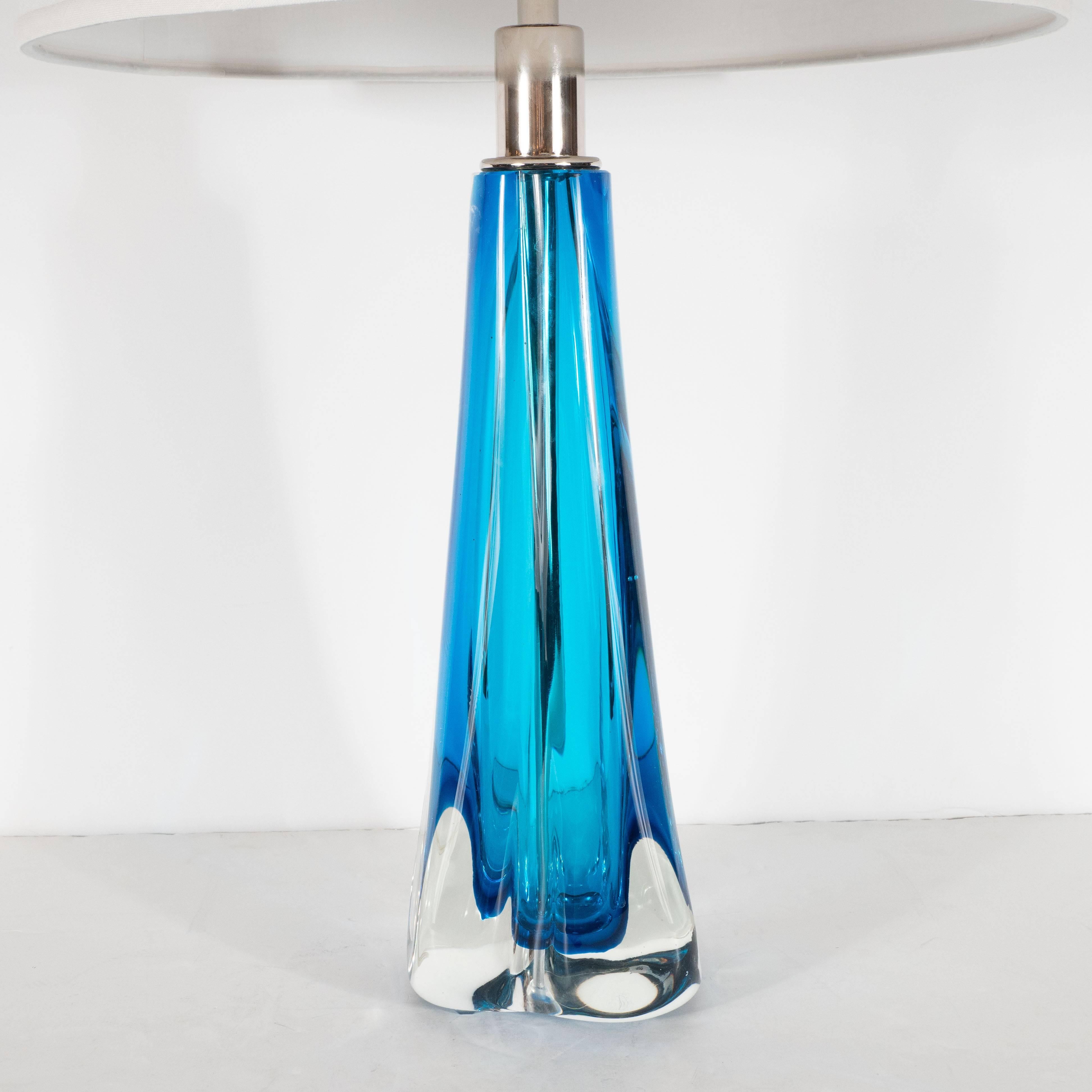 Moderne Paire de lampes de bureau modernistes en verre de Murano soufflé à la main, saphir pâle et transparent en vente