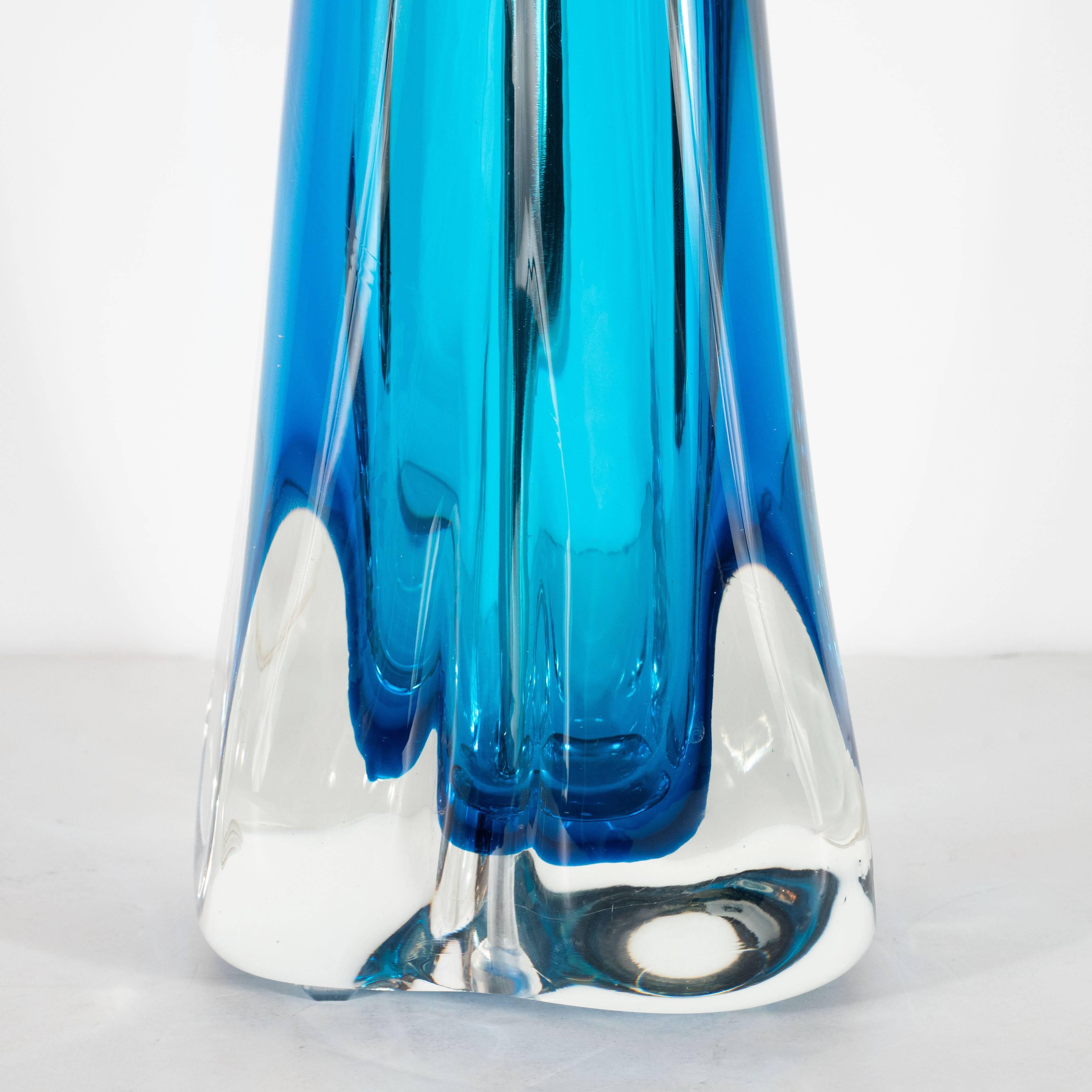 italien Paire de lampes de bureau modernistes en verre de Murano soufflé à la main, saphir pâle et transparent en vente