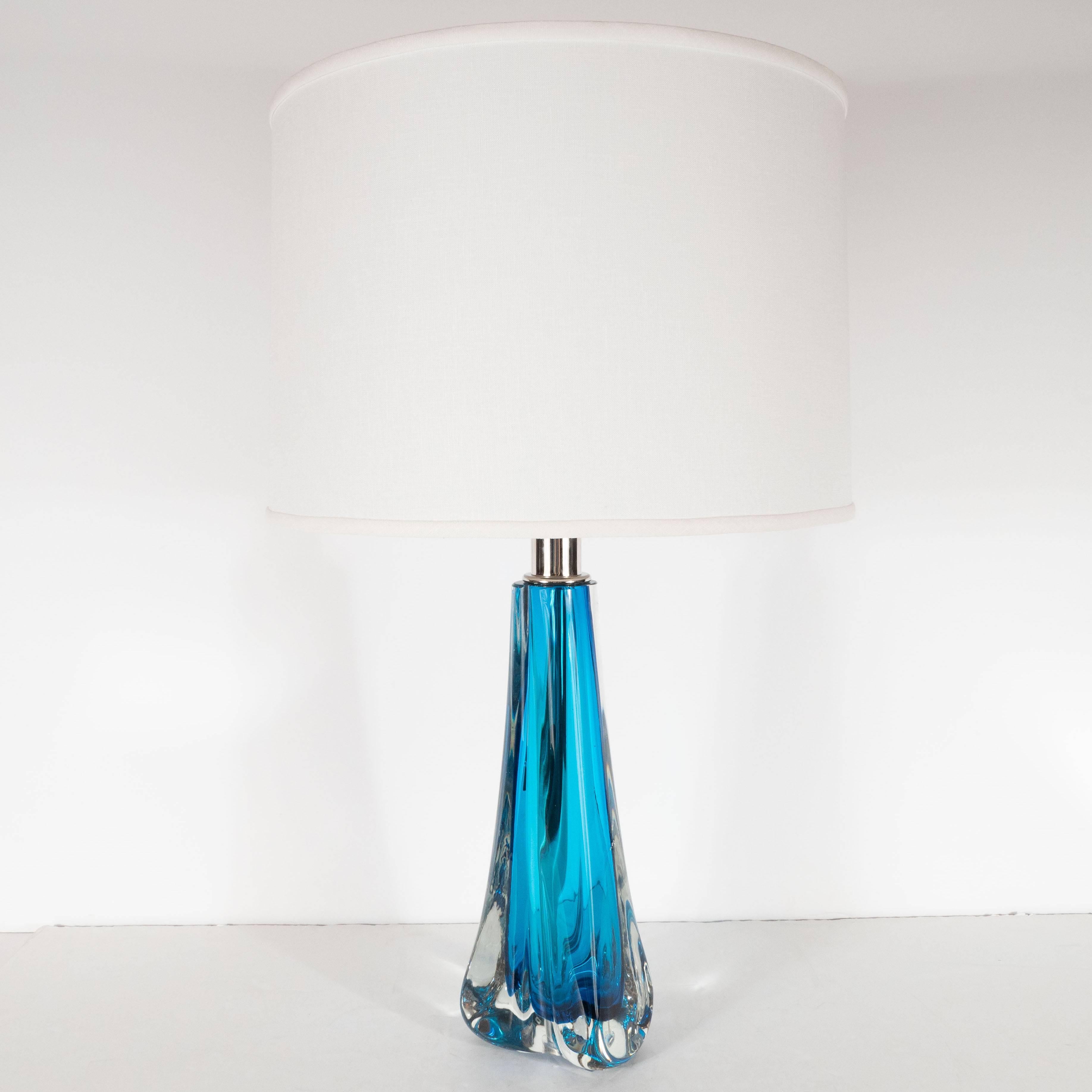 Paire de lampes de bureau modernistes en verre de Murano soufflé à la main, saphir pâle et transparent en vente 1