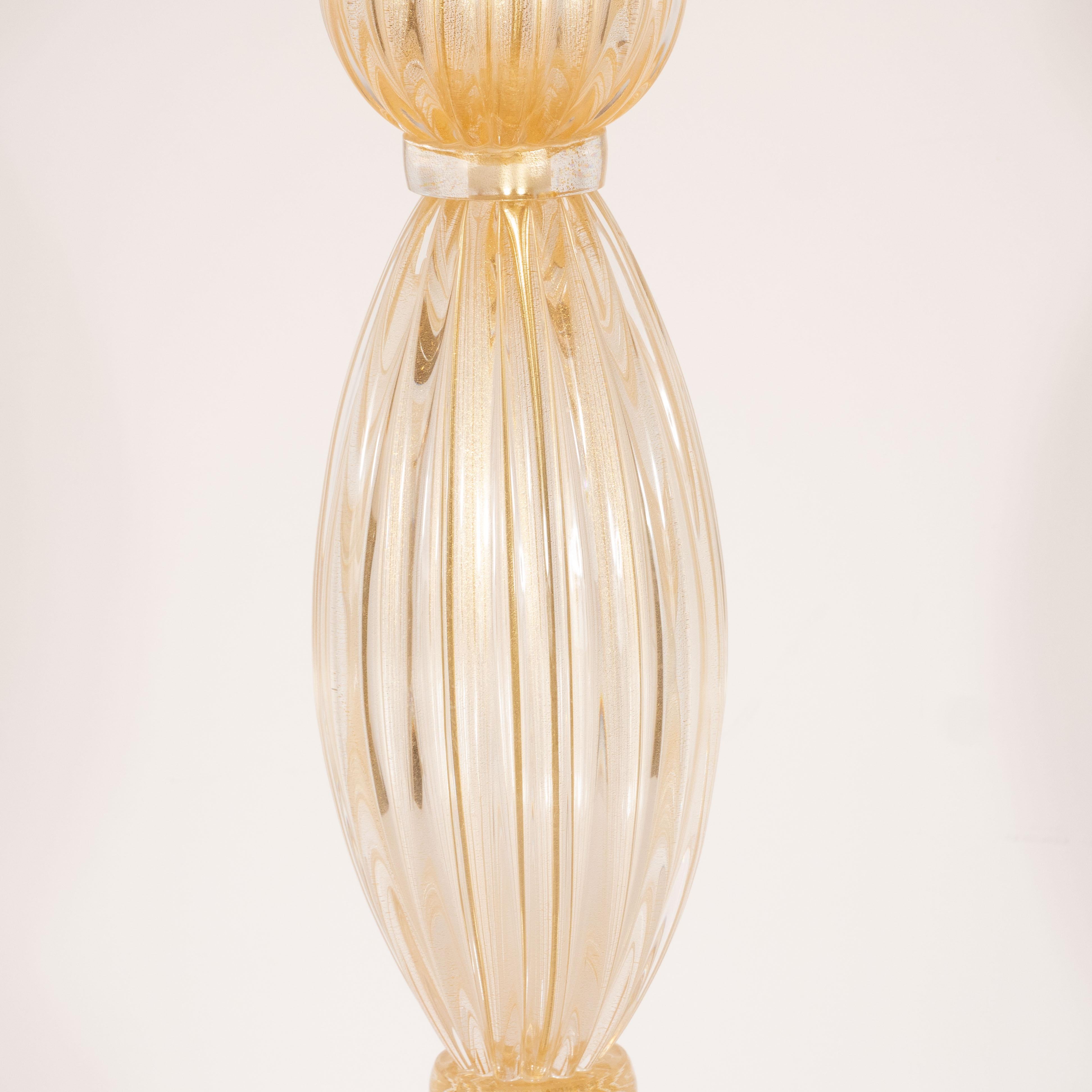 Modernistische mundgeblasene Murano-Tischlampen aus geripptem 24-karätigem Gold, Paar (Italienisch) im Angebot