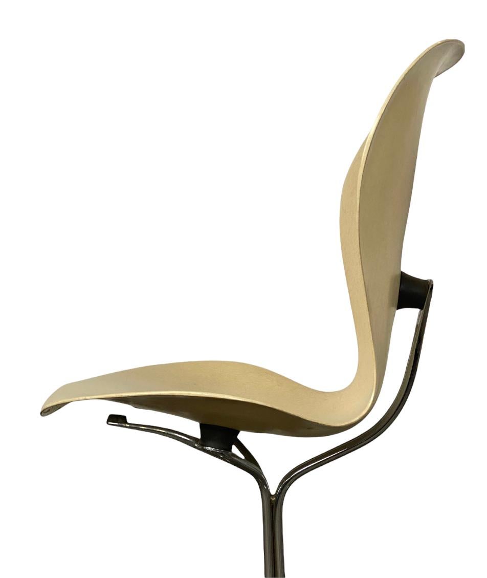 Pair of Modernist “Ion” Chairs Designed by Gideon Kramer 3
