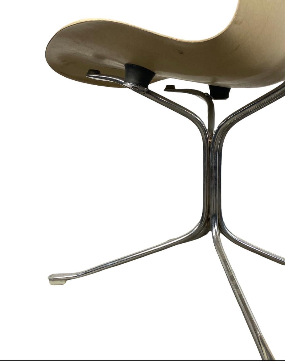 Pair of Modernist “Ion” Chairs Designed by Gideon Kramer In Good Condition In Brooklyn, NY