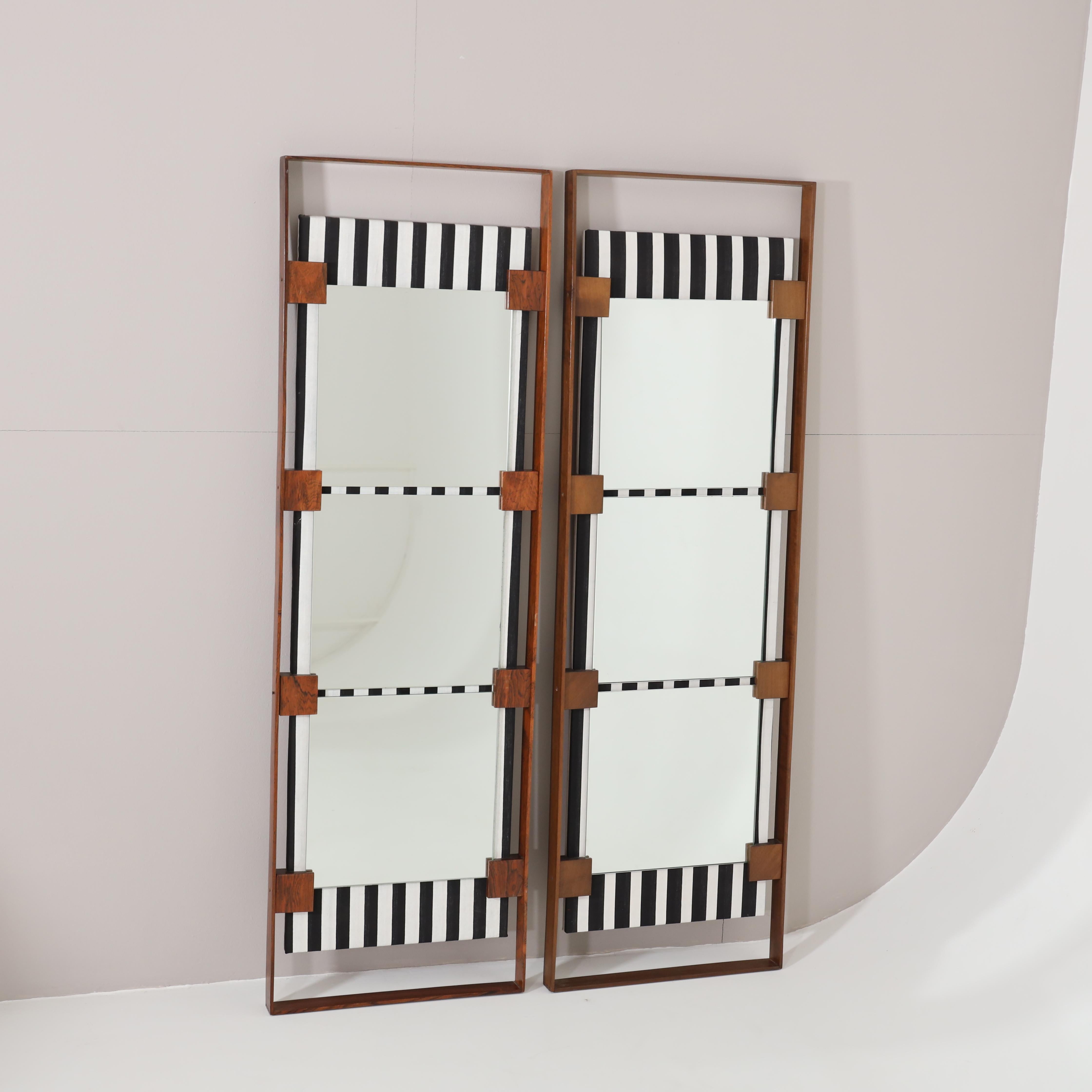 Ein Paar modernistischer italienischer Spiegel (Moderne) im Angebot
