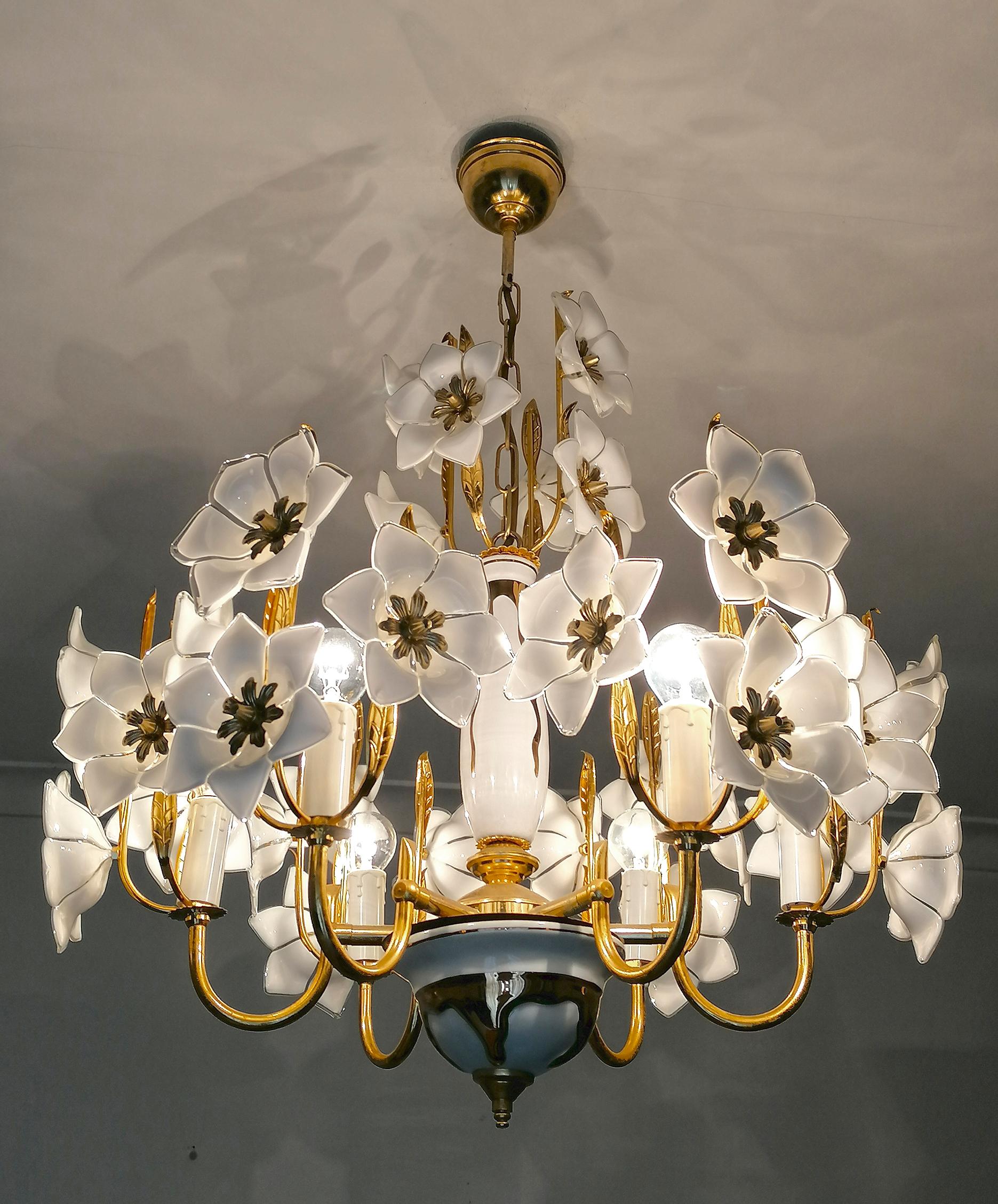 Italian Modernist Chandelier in Murano Glass Flowers & Gilt Brass and Porcelain For Sale 2