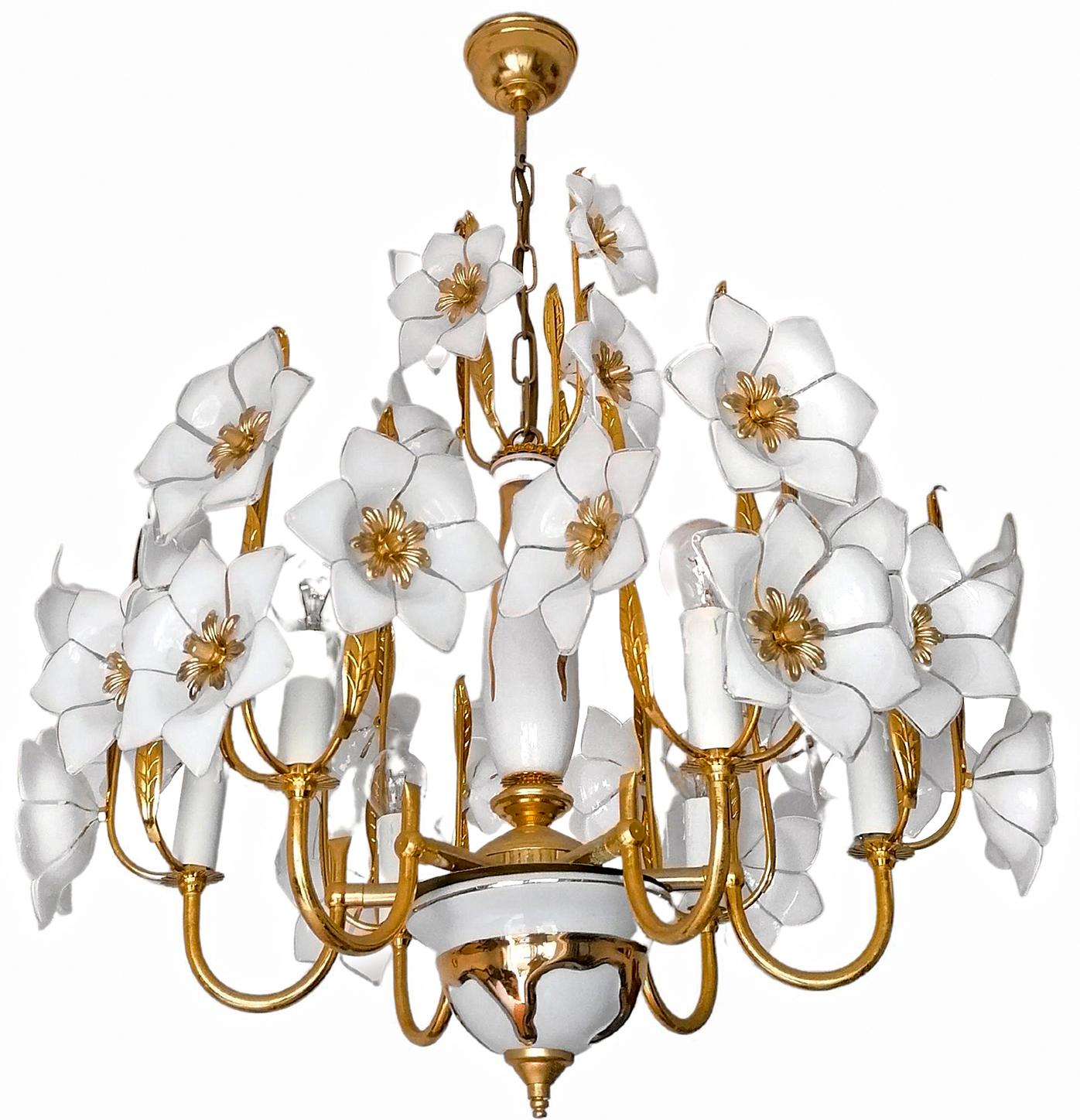 Magnifique paire de bouquets de fleurs italiens de Murano dans le style du verre d'art de Venini avec des fleurs en verre blanc et transparent soufflées à la main et de la porcelaine et du laiton peints à la main et plaqués or. Prix par