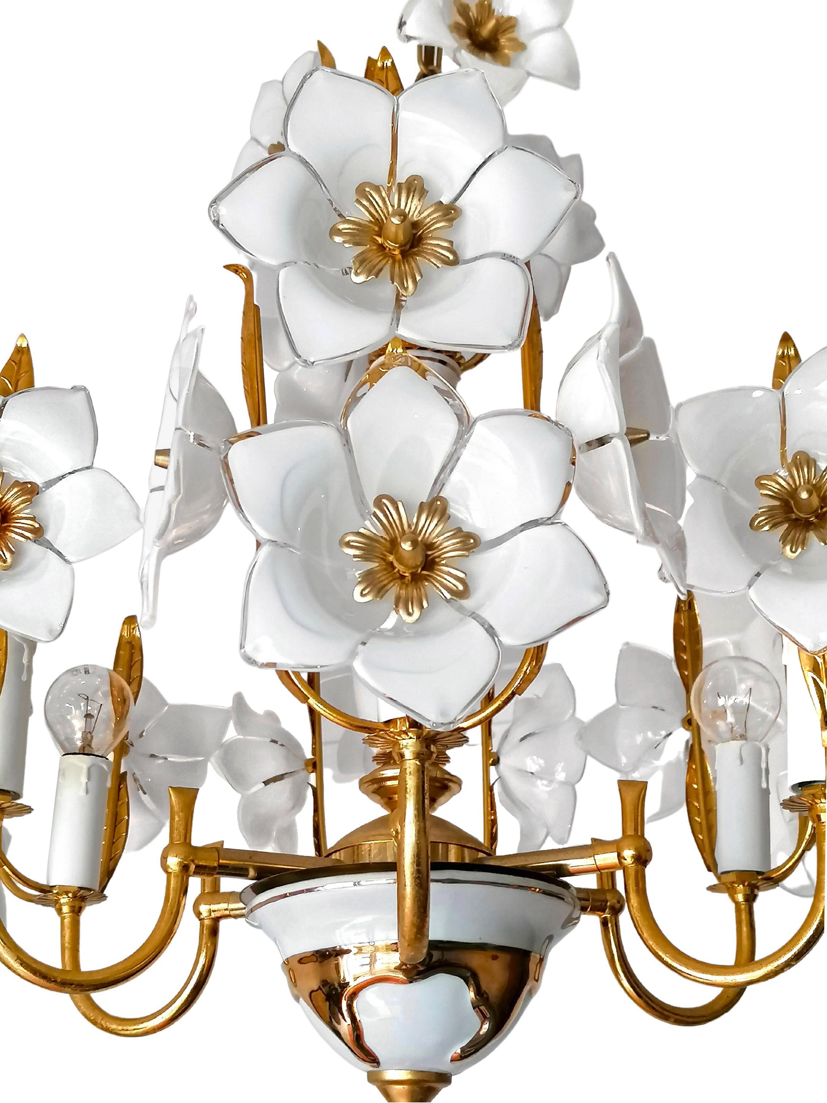 Doré Lustre moderniste italien en verre de Murano, fleurs et laiton doré et porcelaine en vente