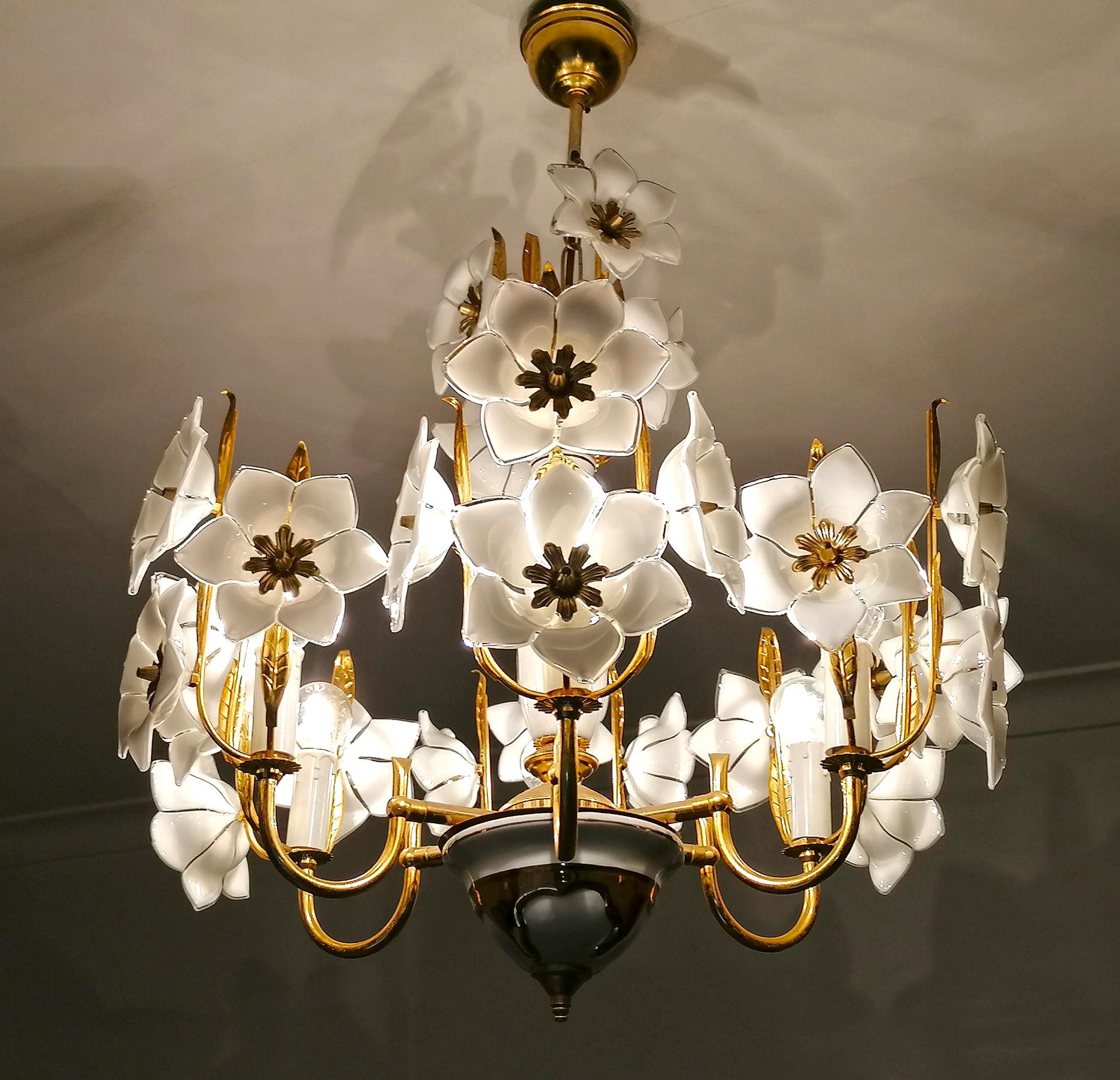 Italian Modernist Chandelier in Murano Glass Flowers & Gilt Brass and Porcelain For Sale 1