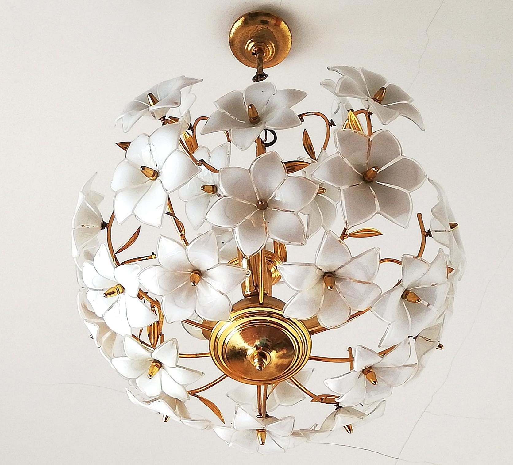 Pair of Modernist Italian Murano Venini Style Flower Glass Gilt Brass Chandelier In Good Condition For Sale In Coimbra, PT