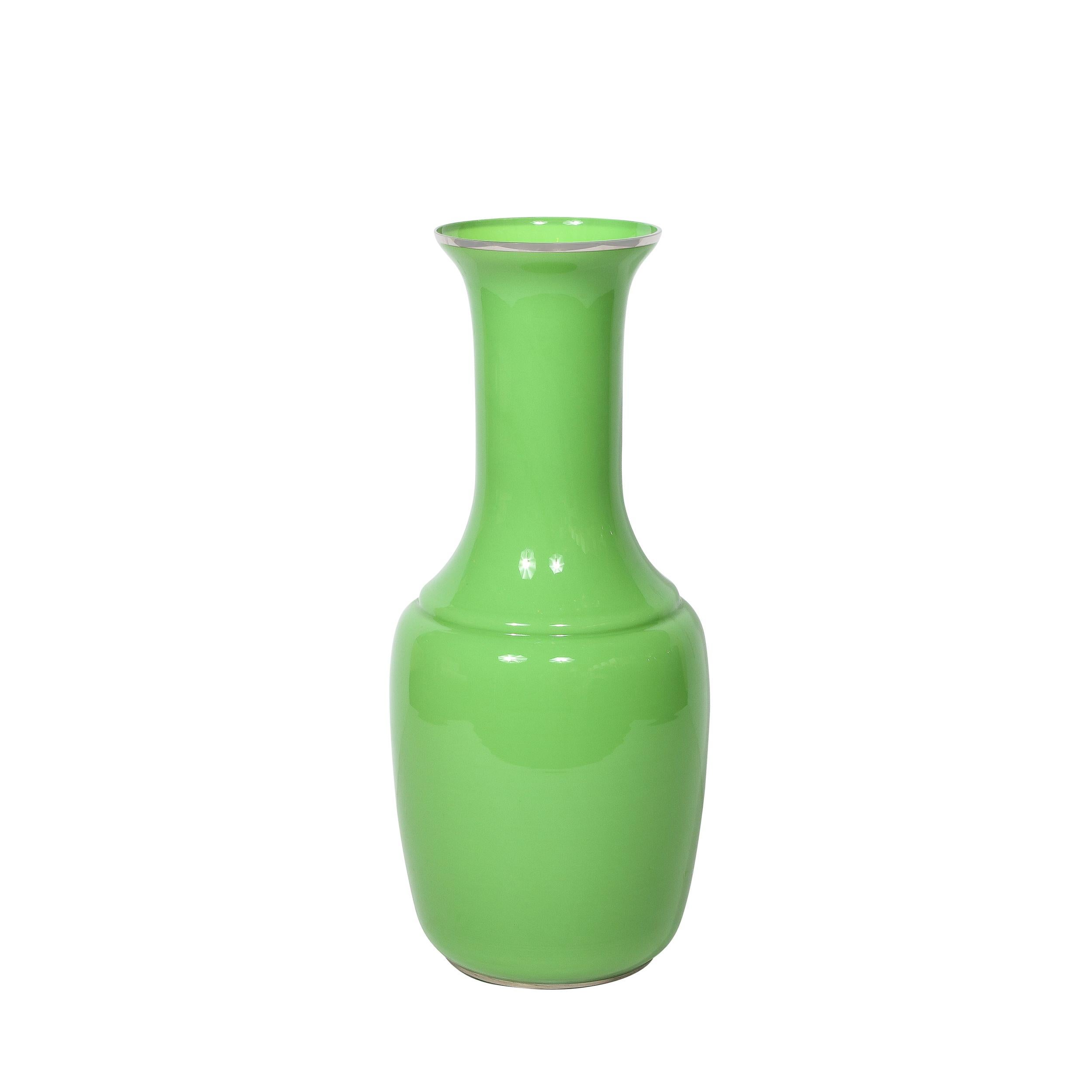 Dieses schöne Paar modernistischer mundgeblasener Murano-Vasen in Urnenform wurde in der zweiten Hälfte des 20. Jahrhunderts in Italien hergestellt. Beeindruckend in ihrer Statur sind die subtil konischen Körper mit eingeschnittenen Bändern in der