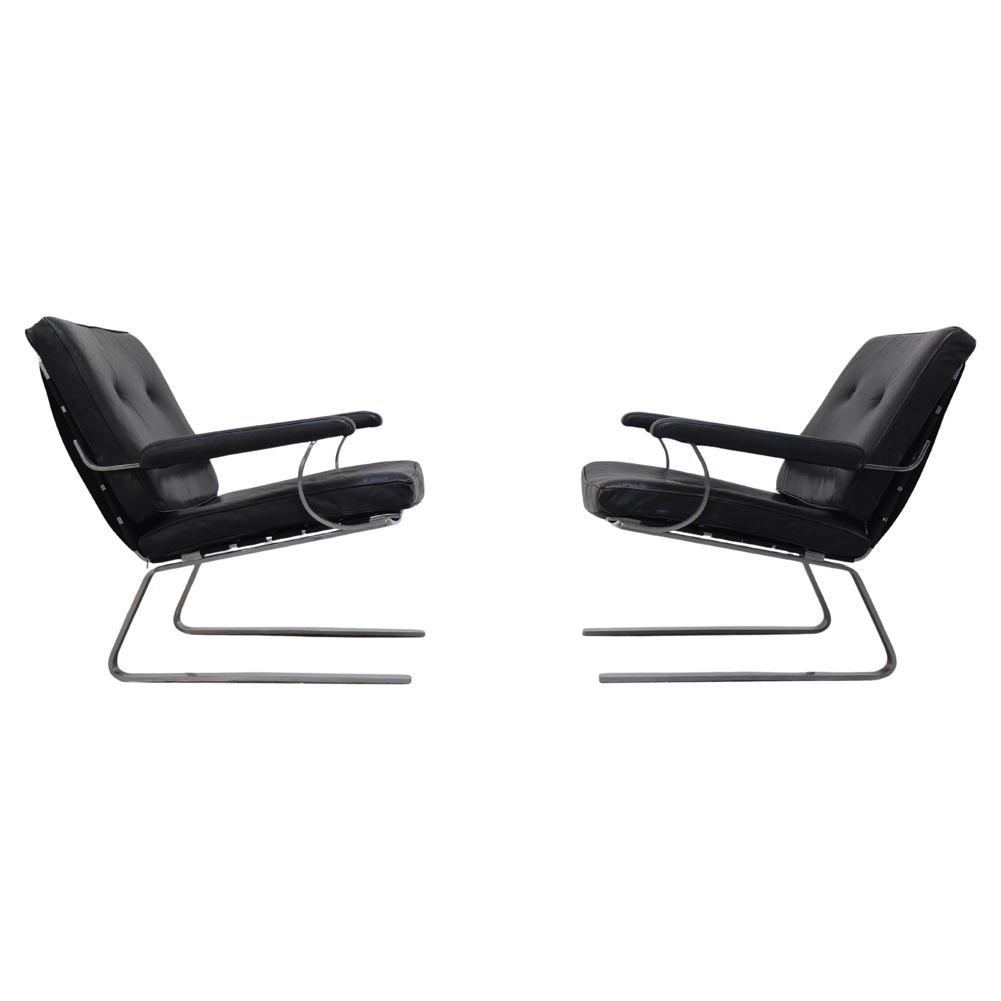 Magnifique paire de chaises longues conçues par Reinhold Adolf pour CORS vers 1965. Un design très intéressant avec des cadres en acier plat chromé combinés à des coussins en cuir noir véritable d'origine. Une qualité de fabrication remarquable et