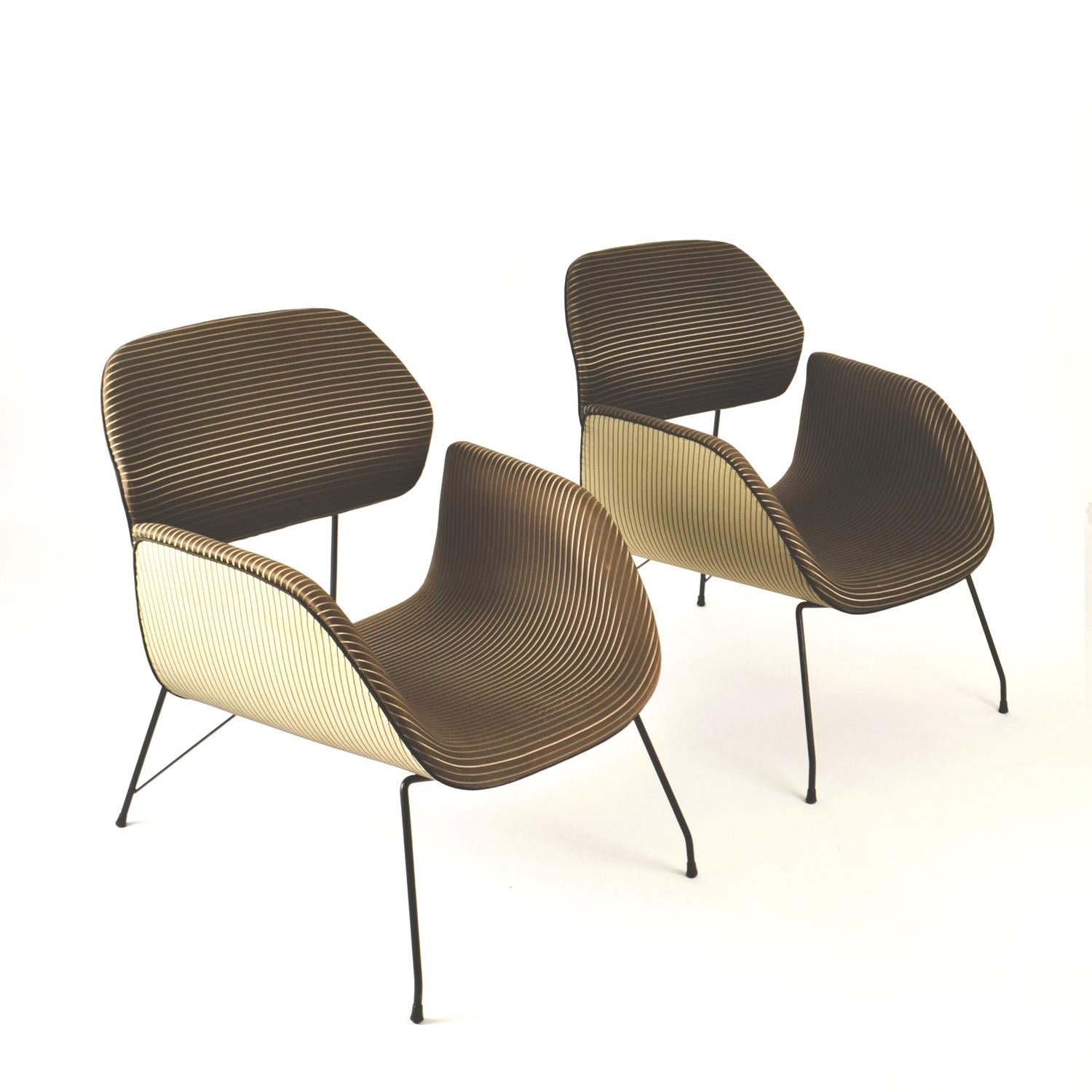 Coppia di sedie di stile Mid-Century Modern  eleganti sedie da salotto moderniste con gambe in metallo nello stile di Carlo Hauner e Martin Eisler. Le sedie sono caratterizzate da una scultorea struttura in metallo smaltato nero, con sedile e