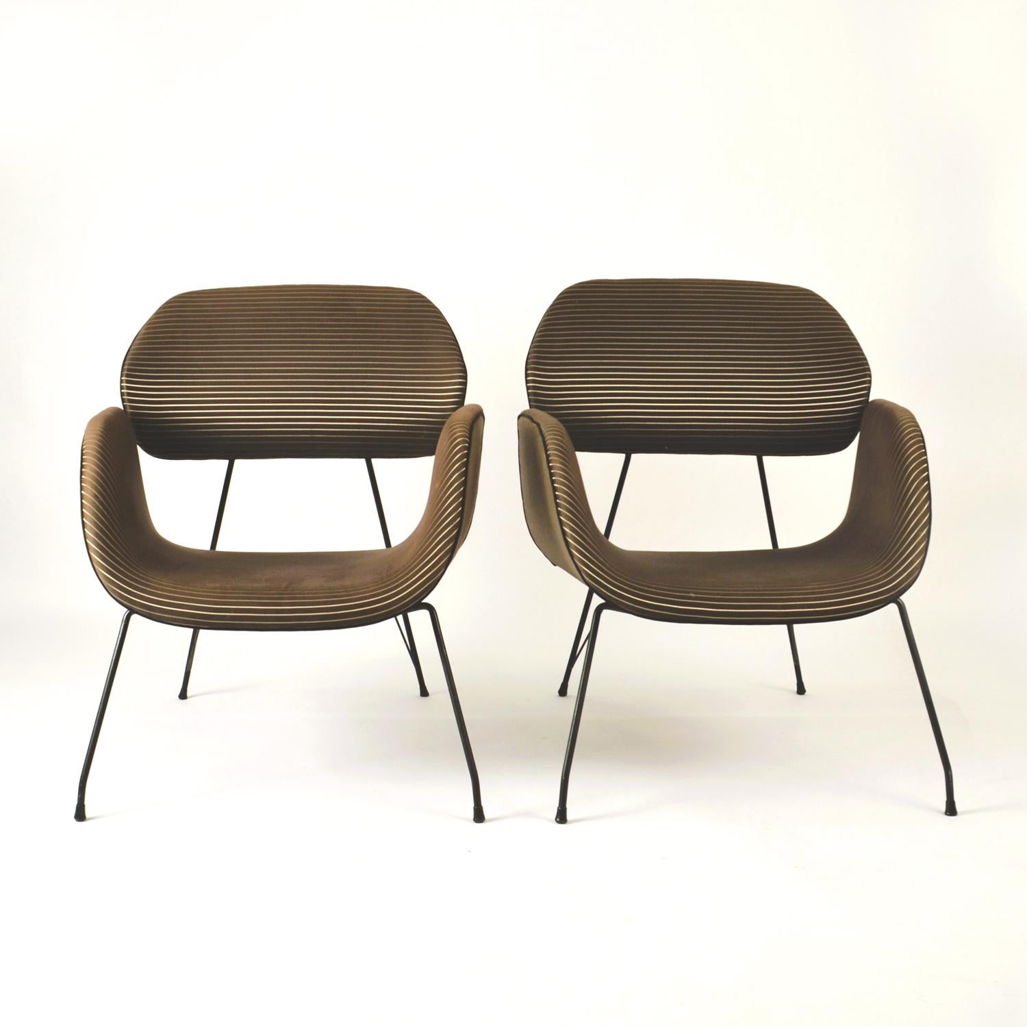 Mid-Century moderno Coppia di sedie da salotto moderniste su gambe di metallo in stile Carlo Hauner & Martin Eisler in vendita