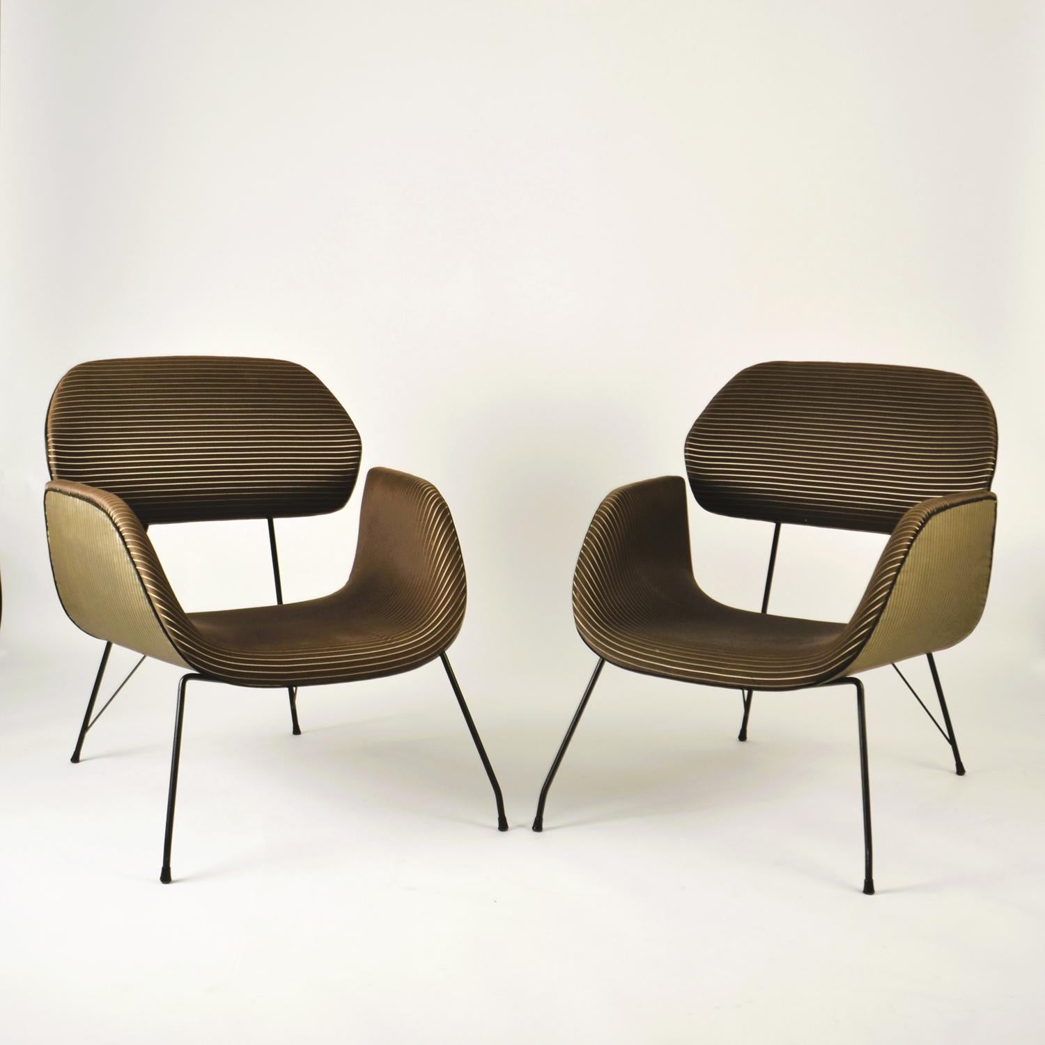 Coppia di sedie da salotto moderniste su gambe di metallo in stile Carlo Hauner & Martin Eisler In condizioni ottime in vendita a London, GB