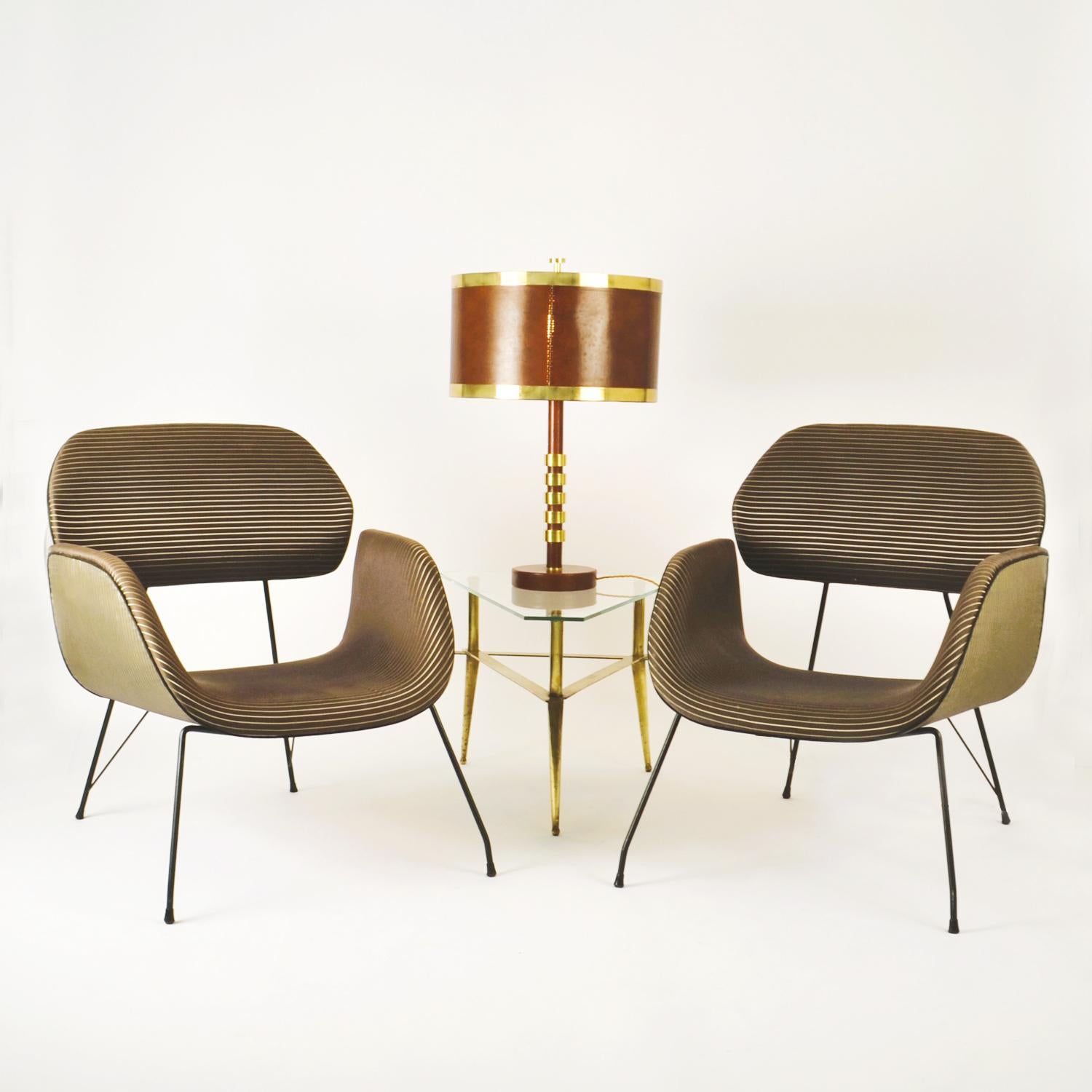 Ottone Coppia di sedie da salotto moderniste su gambe di metallo in stile Carlo Hauner & Martin Eisler in vendita
