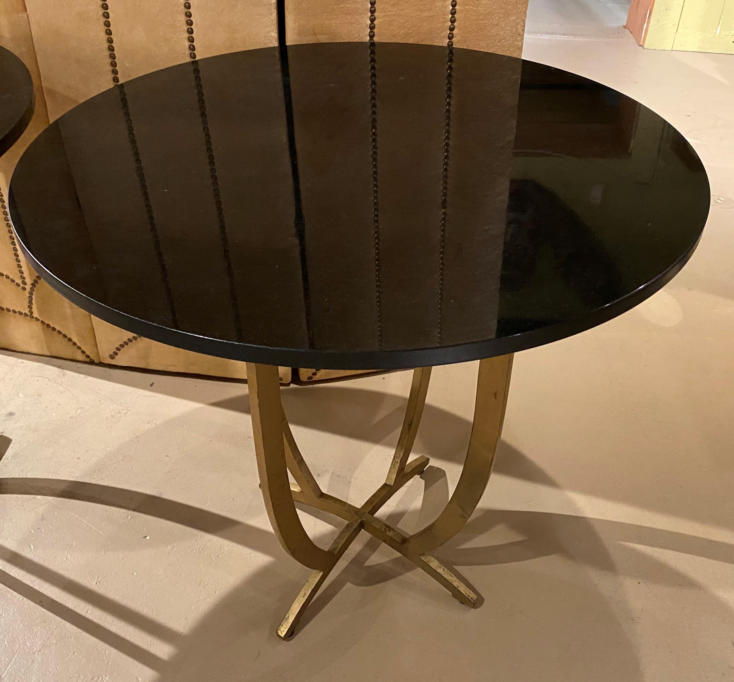 Modernistische Tische mit Marmorplatte und Eisensockeln, Paar (Moderne) im Angebot