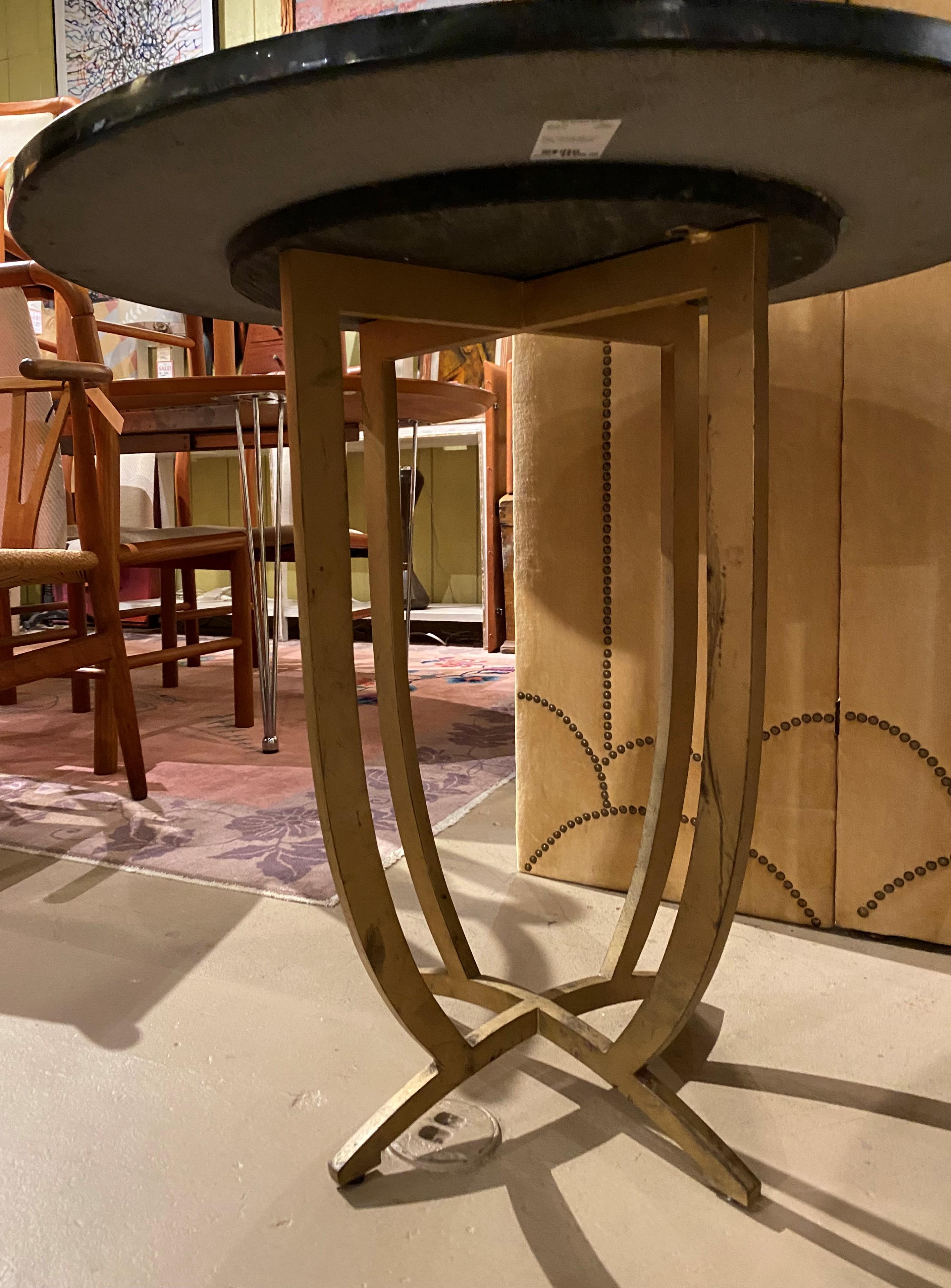 Américain Paire de tables modernistes à plateau en marbre avec bases en fer en vente