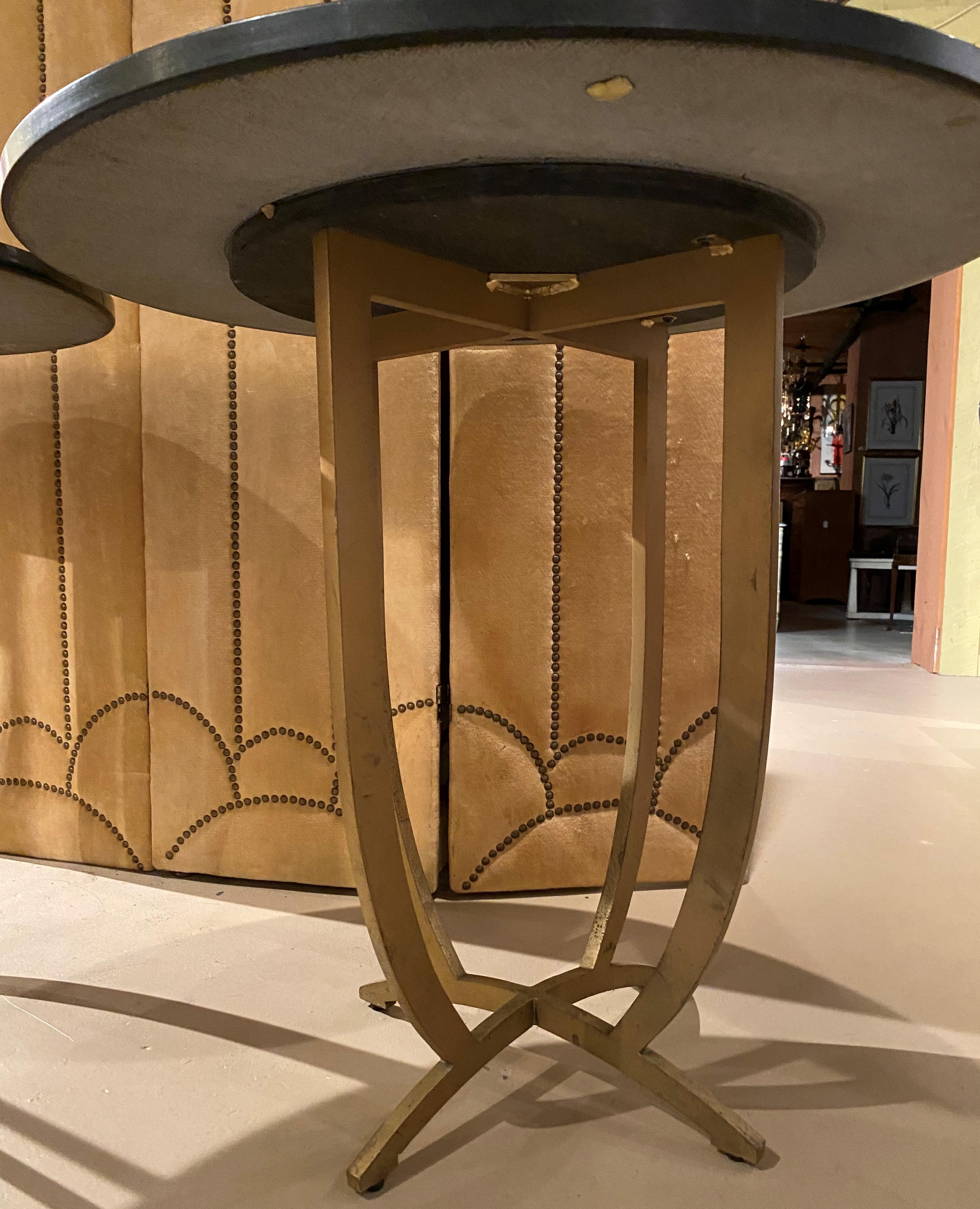 Modernistische Tische mit Marmorplatte und Eisensockeln, Paar (Vergoldet) im Angebot