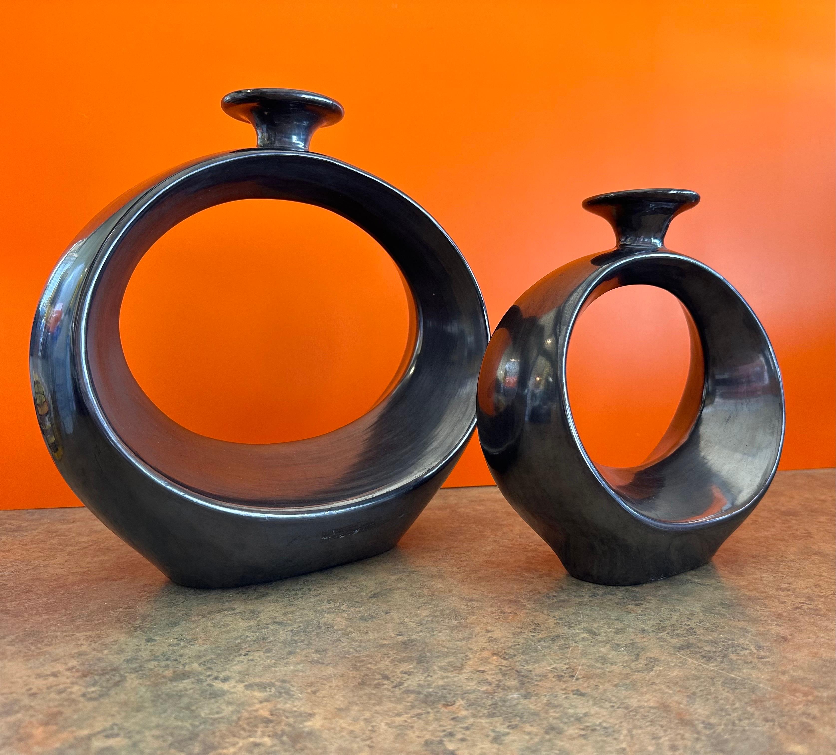 Pair of Modernist MCM Black Barro Negro Vases by Doña Rosa of Oaxaca, Mexico For Sale 3
