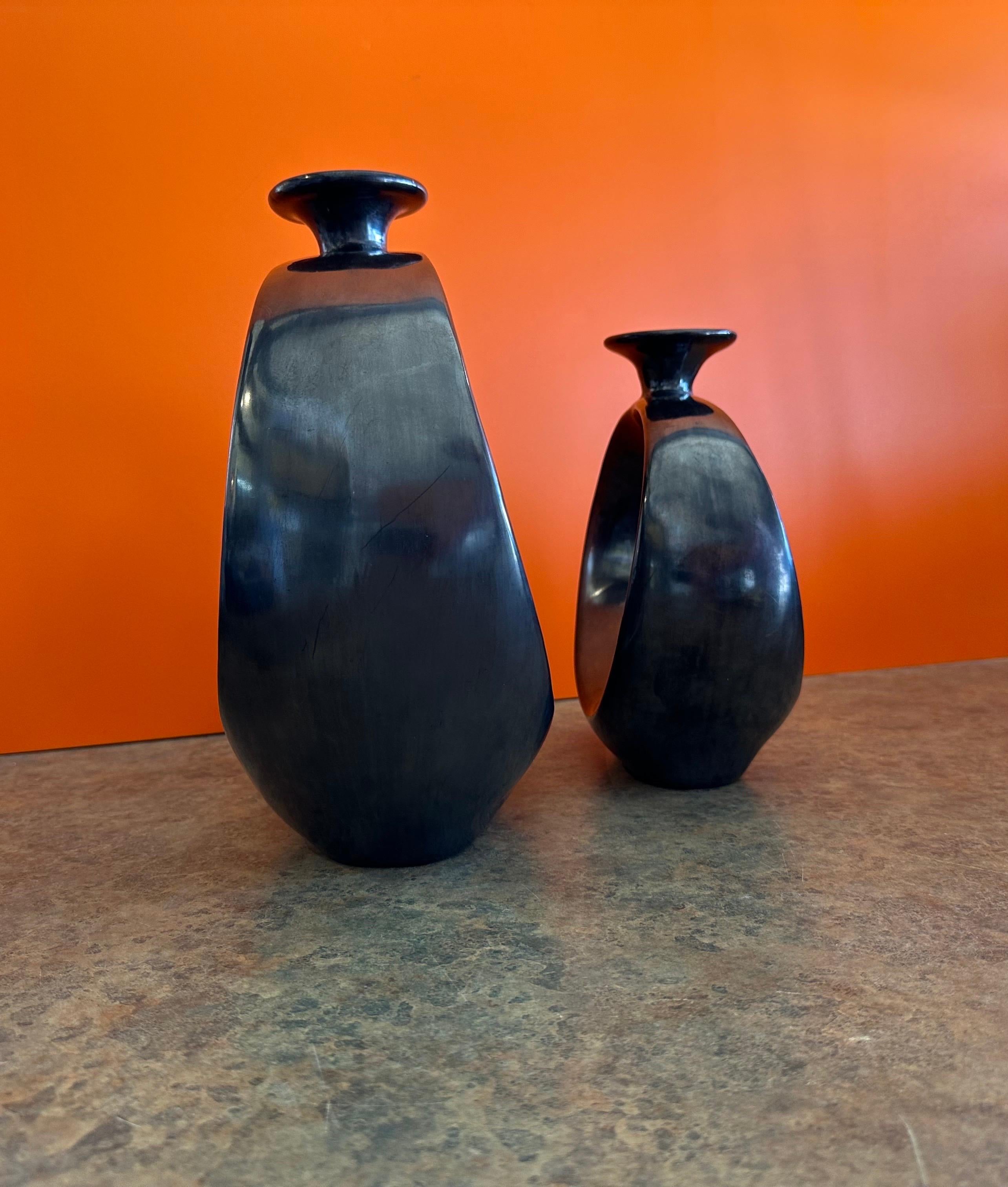 Pair of Modernist MCM Black Barro Negro Vases by Doña Rosa of Oaxaca, Mexico For Sale 4
