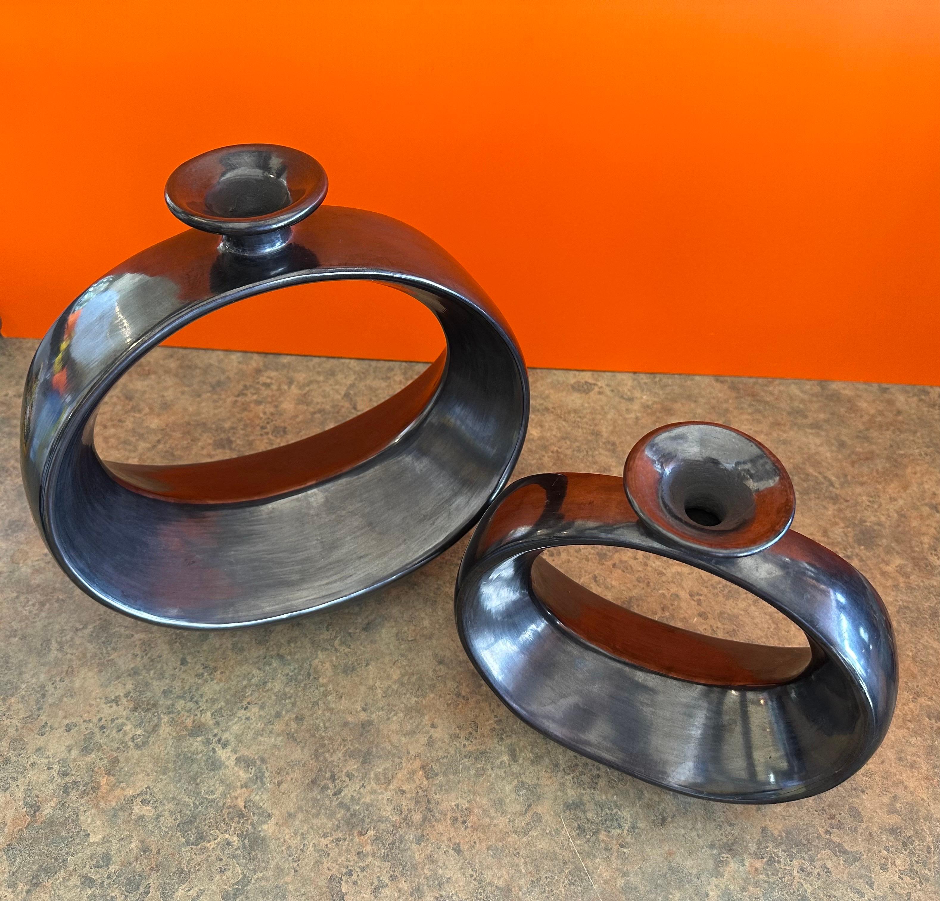 Pair of Modernist MCM Black Barro Negro Vases by Doña Rosa of Oaxaca, Mexico For Sale 5