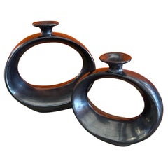 Zwei modernistische MCM-Vasen in Schwarz Barro Negro von Doña Rosa aus Oaxaca, Mexiko