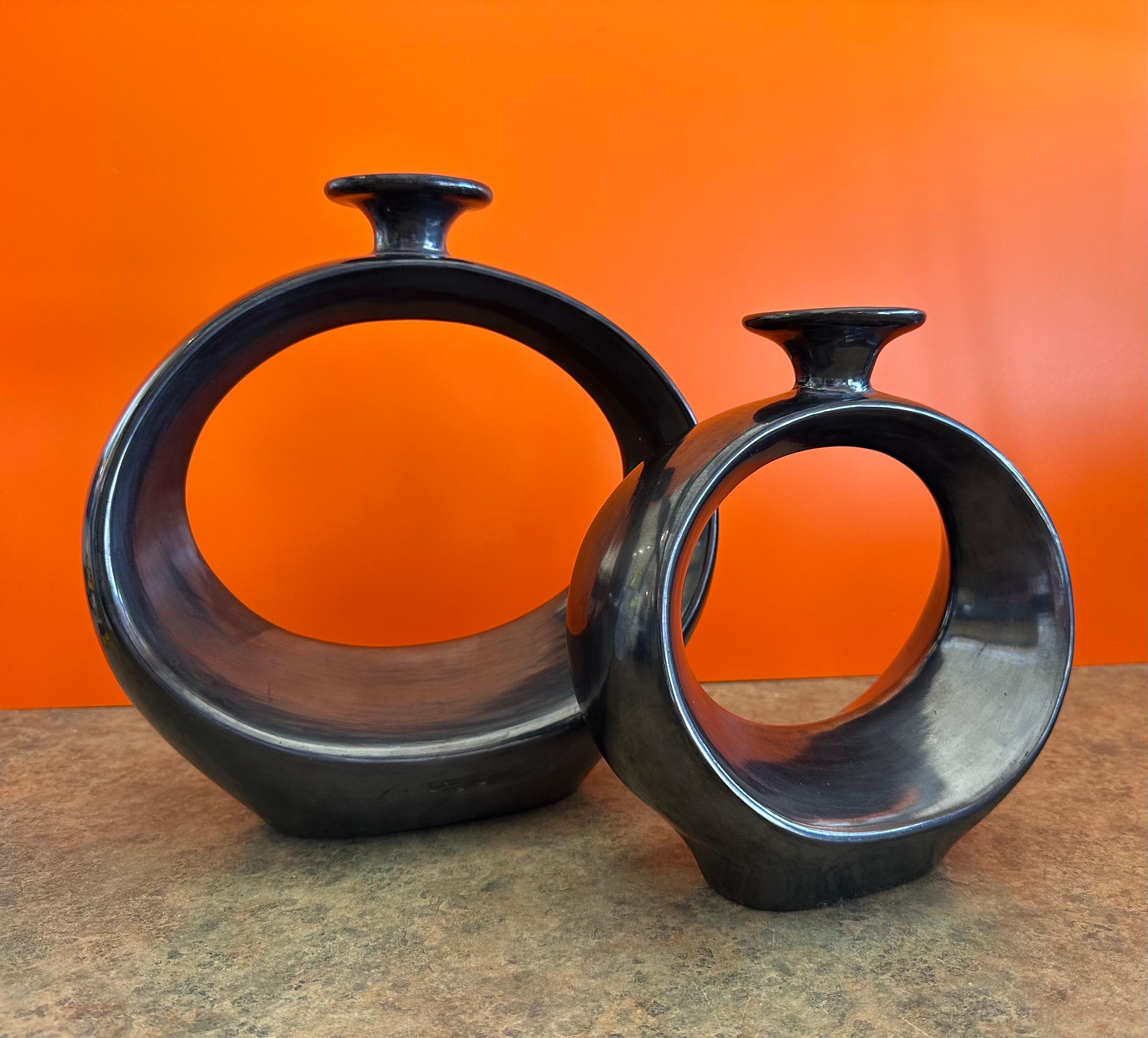 Pair of Modernist MCM Black Barro Negro Vases by Doña Rosa of Oaxaca, Mexico In Good Condition For Sale In San Diego, CA