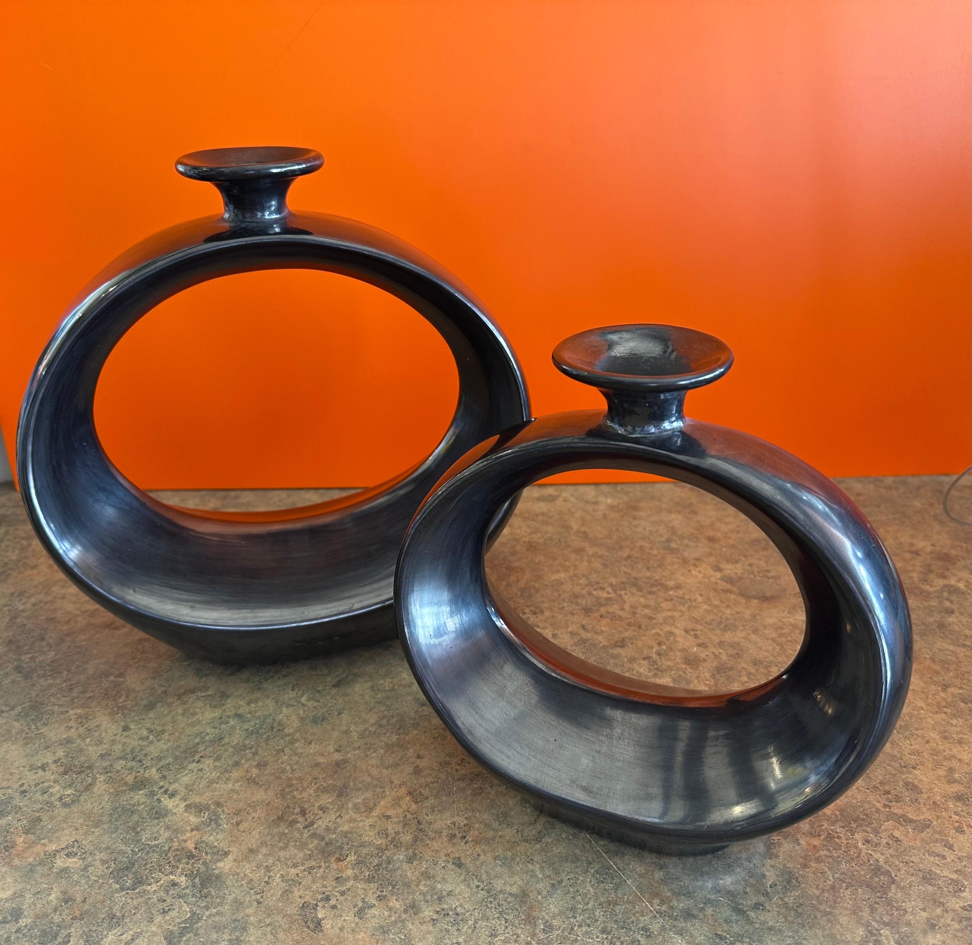 20th Century Pair of Modernist MCM Black Barro Negro Vases by Doña Rosa of Oaxaca, Mexico For Sale