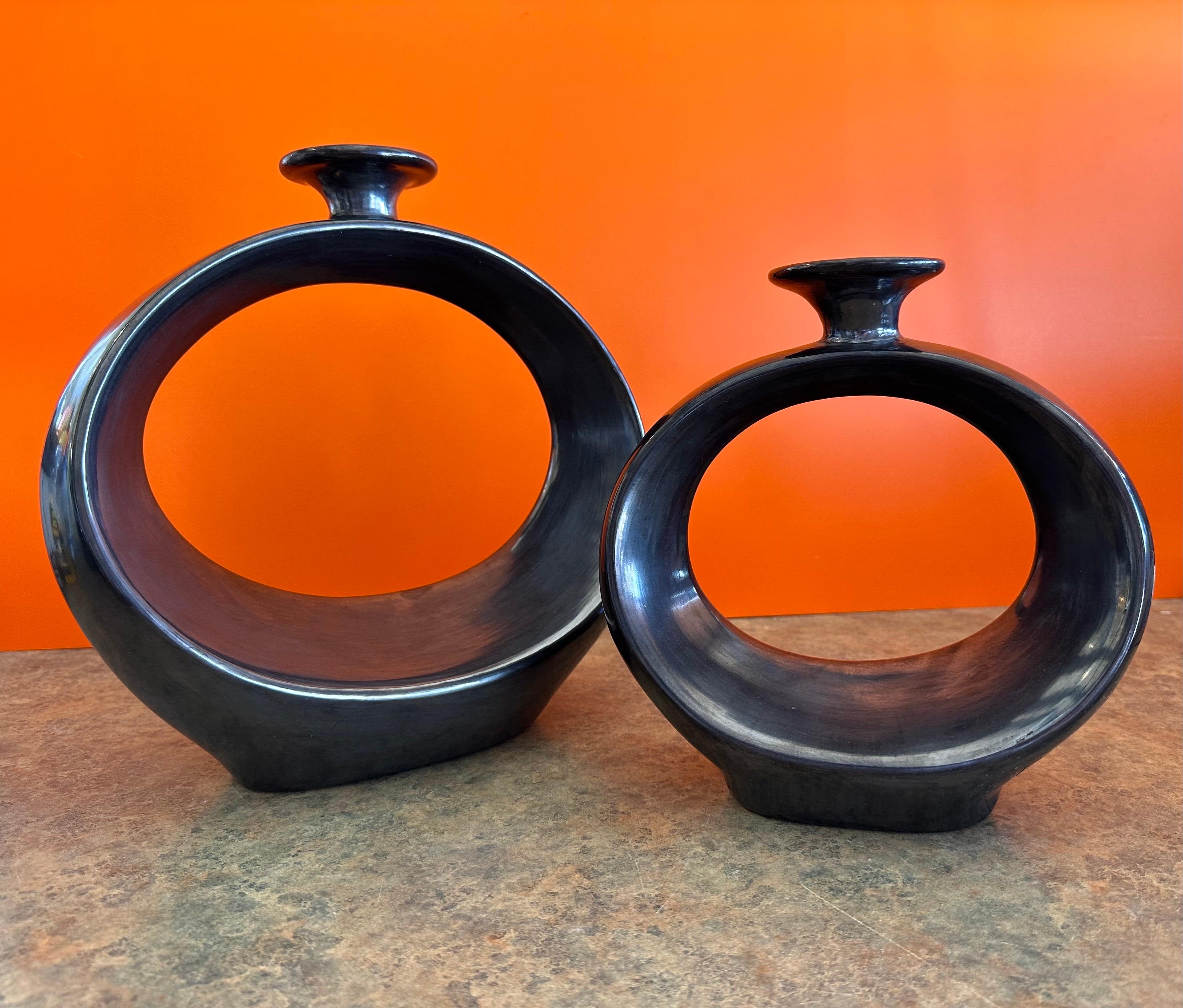 Pair of Modernist MCM Black Barro Negro Vases by Doña Rosa of Oaxaca, Mexico For Sale 1